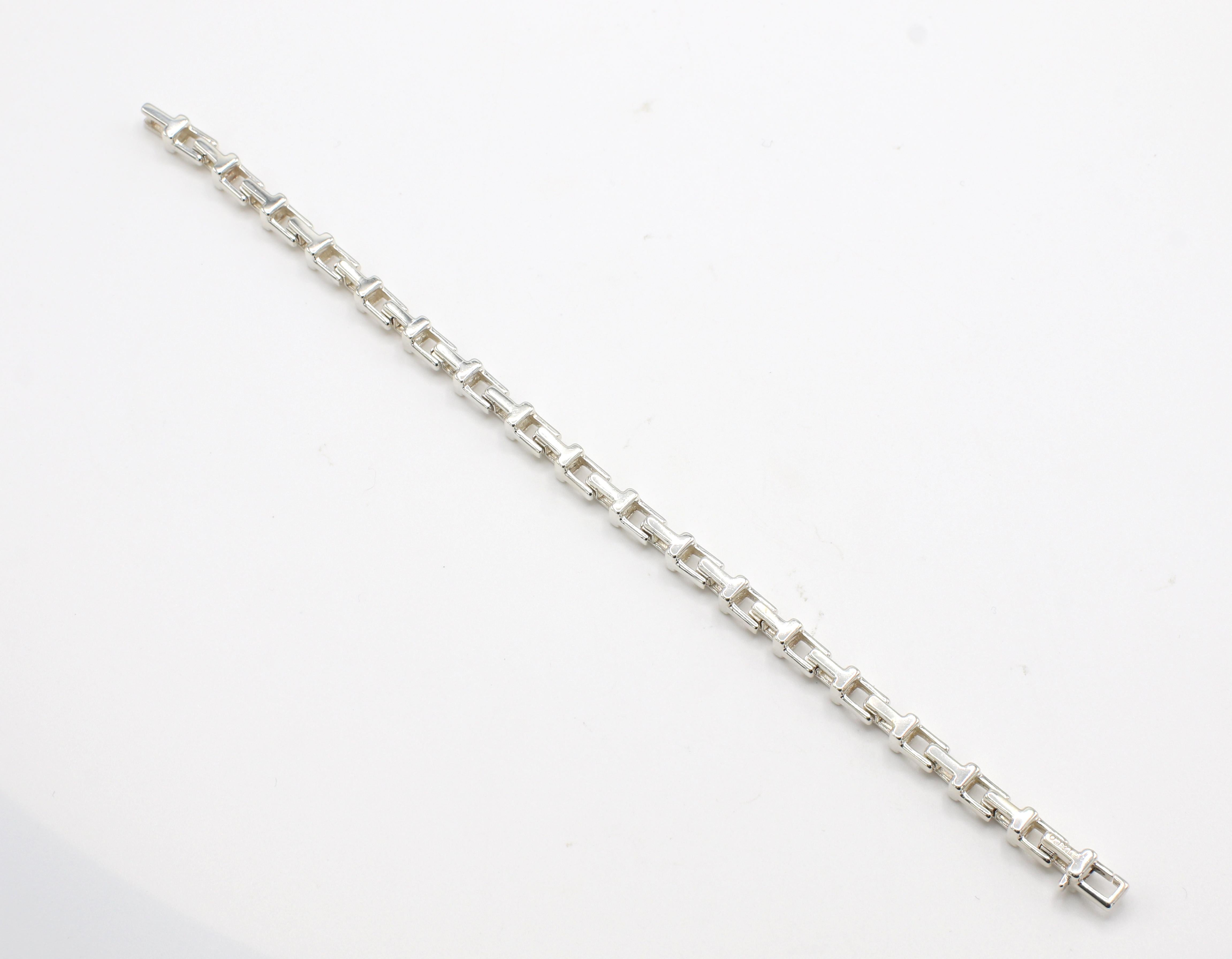 Tiffany & Co. T Collection T Chain Link Sterling Silver Bracelet

Metal: Sterling silver 925
Weight: 13.25 grams
Length: 7.25 inches
Width: 4.5mm
Signed: T&Co. Ag925 Italy