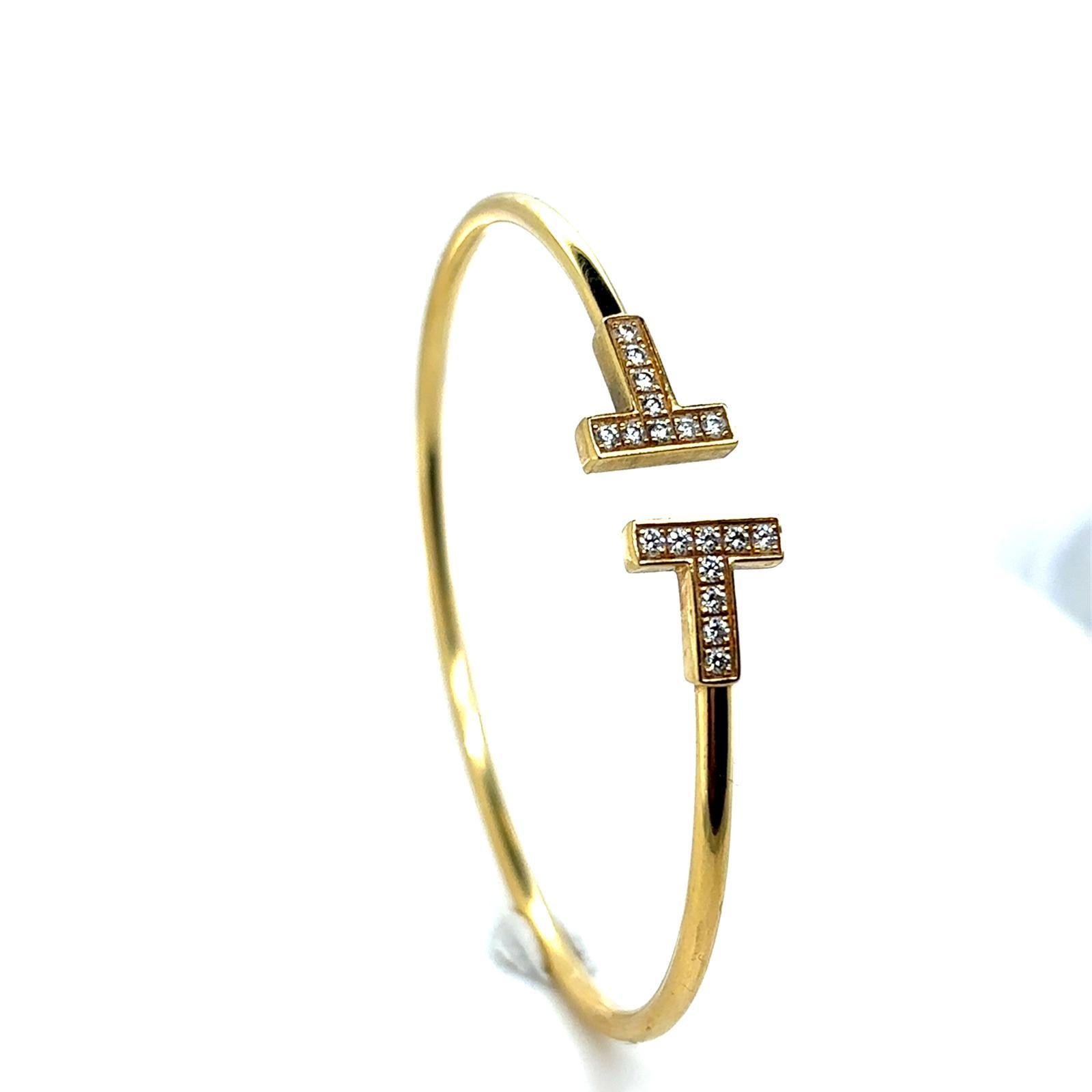 Tiffany & Co. Bracciale a filo con diamanti T in oro giallo 18 carati in vendita 4