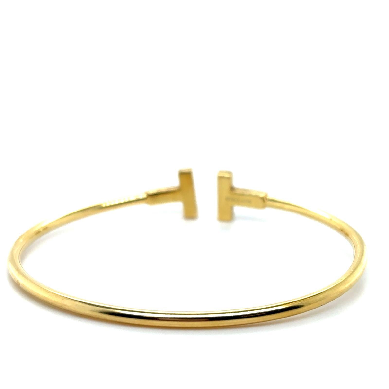 Moderno Tiffany & Co. Bracciale a filo con diamanti T in oro giallo 18 carati in vendita