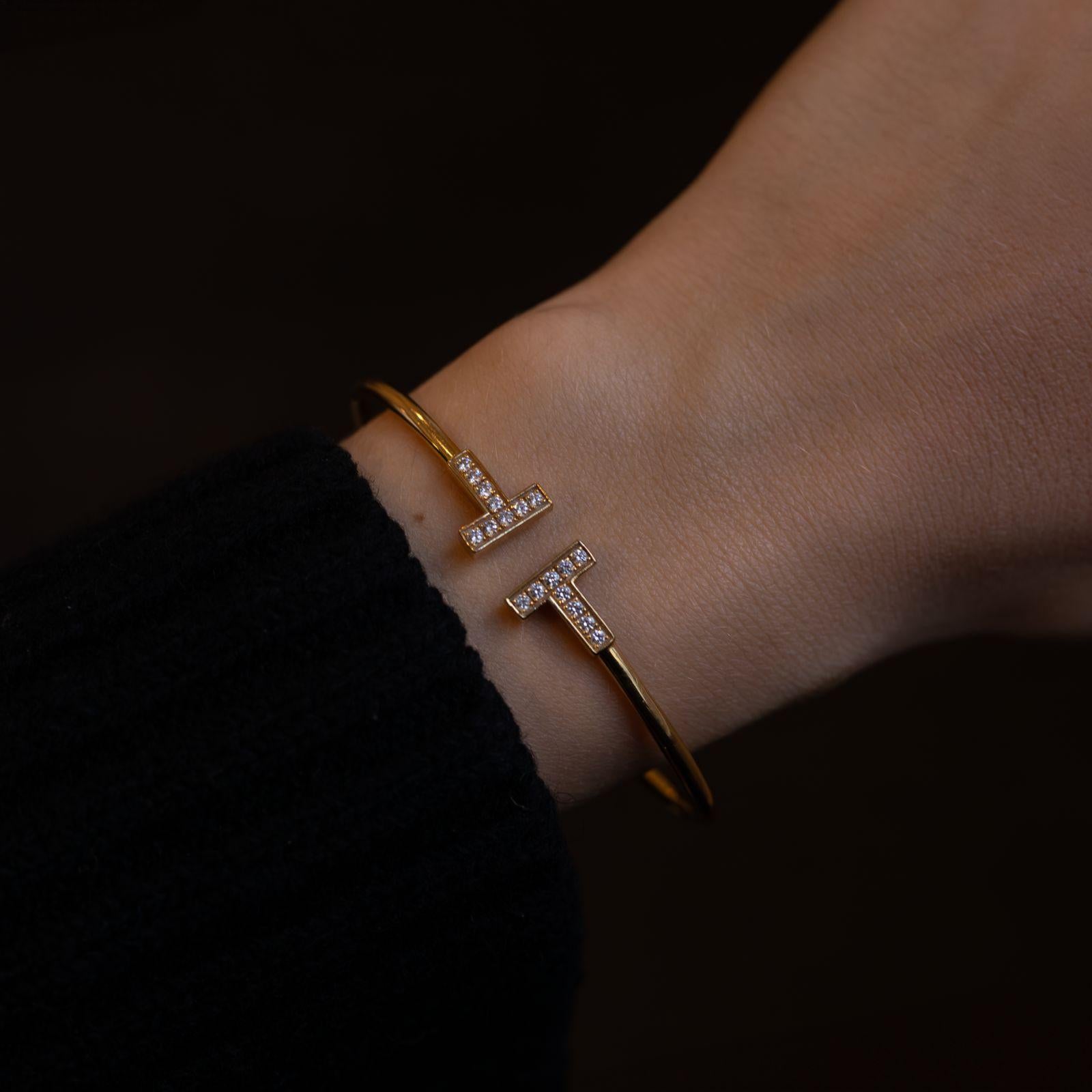 Taglio rotondo Tiffany & Co. Bracciale a filo con diamanti T in oro giallo 18 carati in vendita