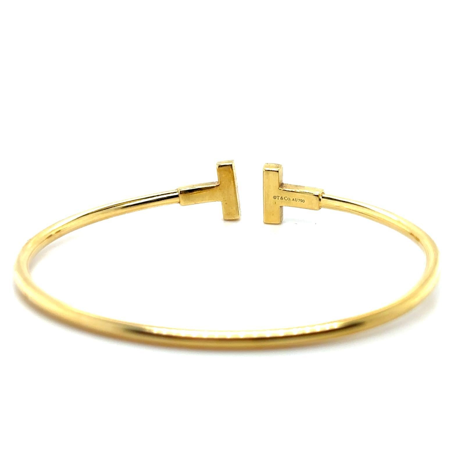 Tiffany & Co. Bracciale a filo con diamanti T in oro giallo 18 carati In condizioni buone in vendita a London, GB