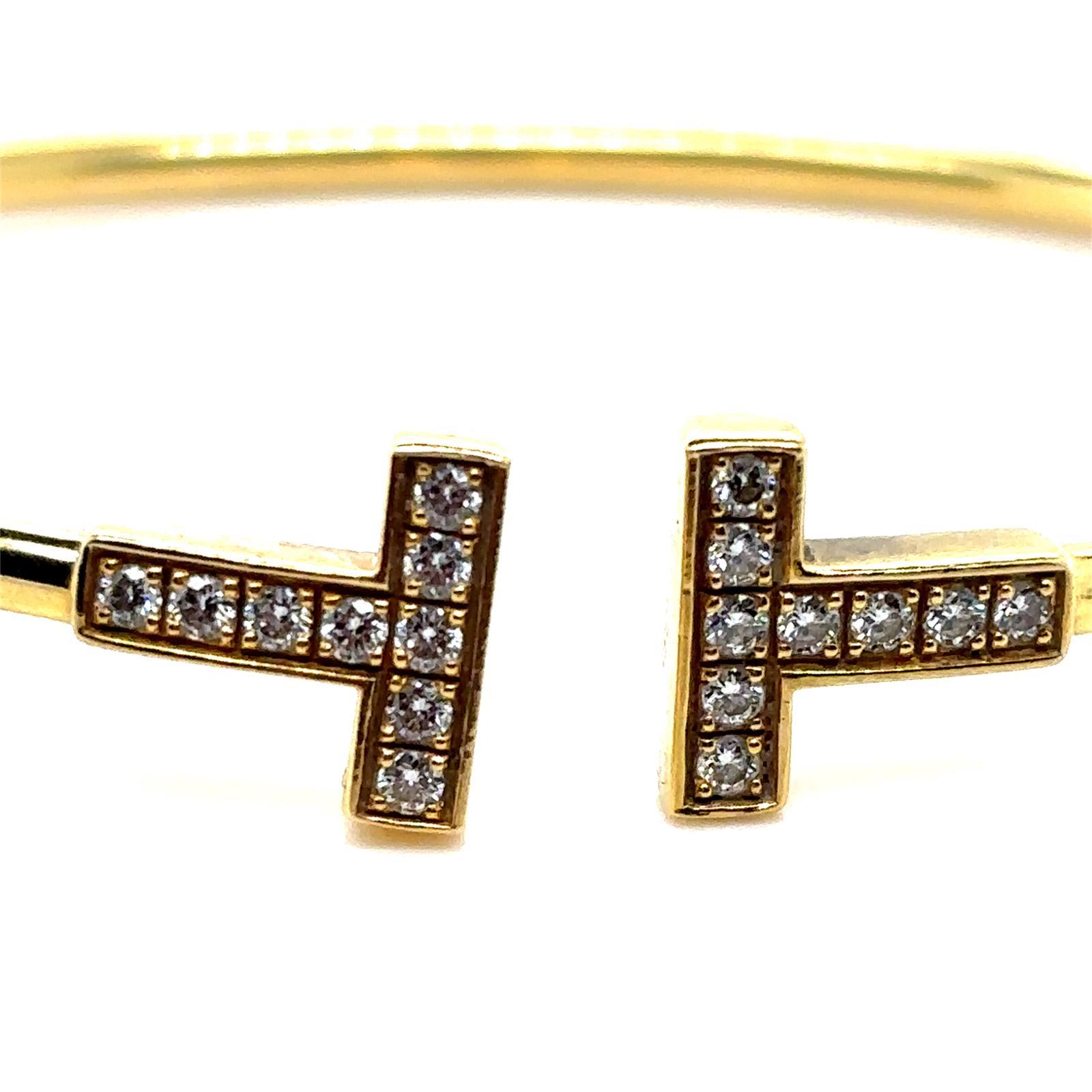 Tiffany & Co. Bracciale a filo con diamanti T in oro giallo 18 carati in vendita 1