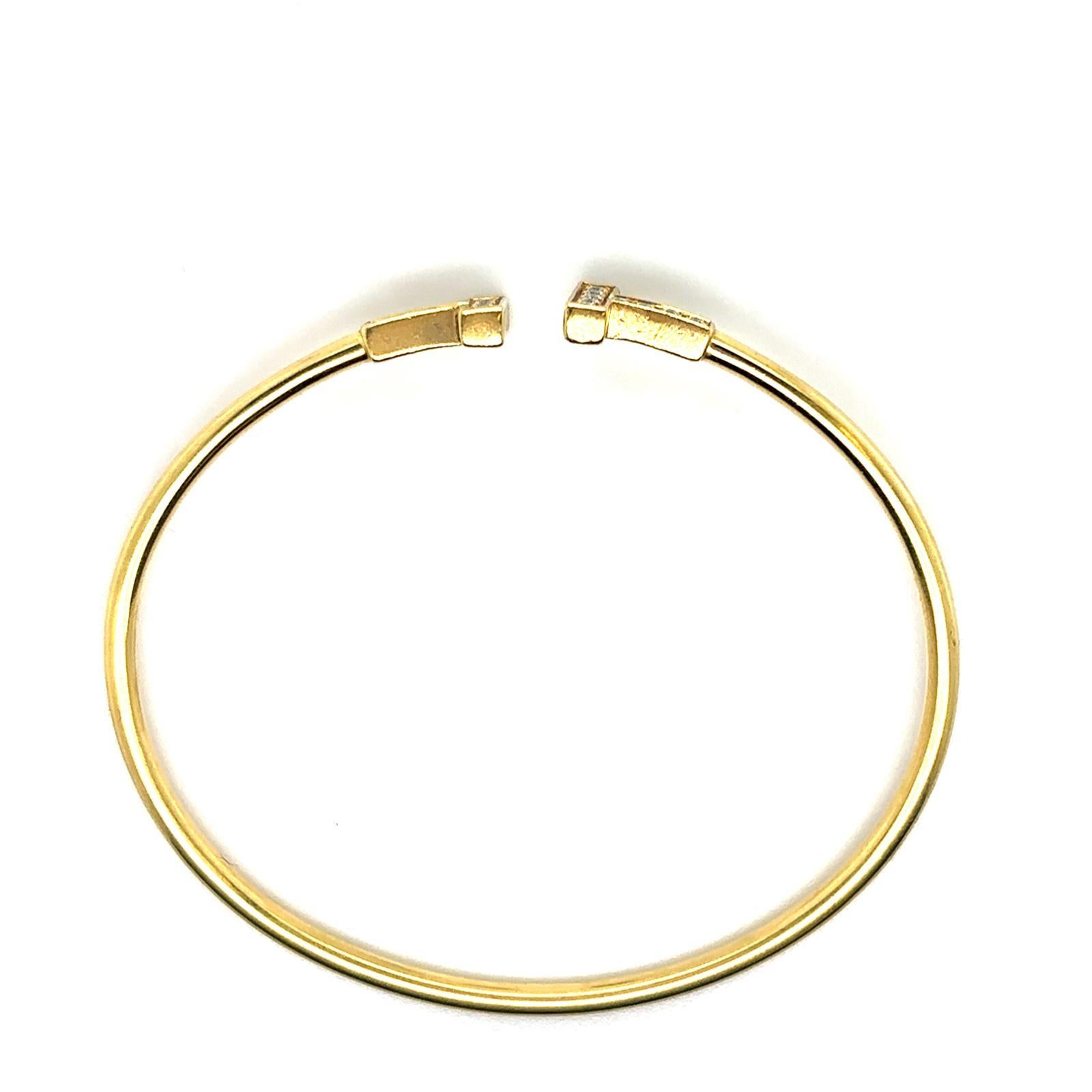 Tiffany & Co. Bracciale a filo con diamanti T in oro giallo 18 carati in vendita 2