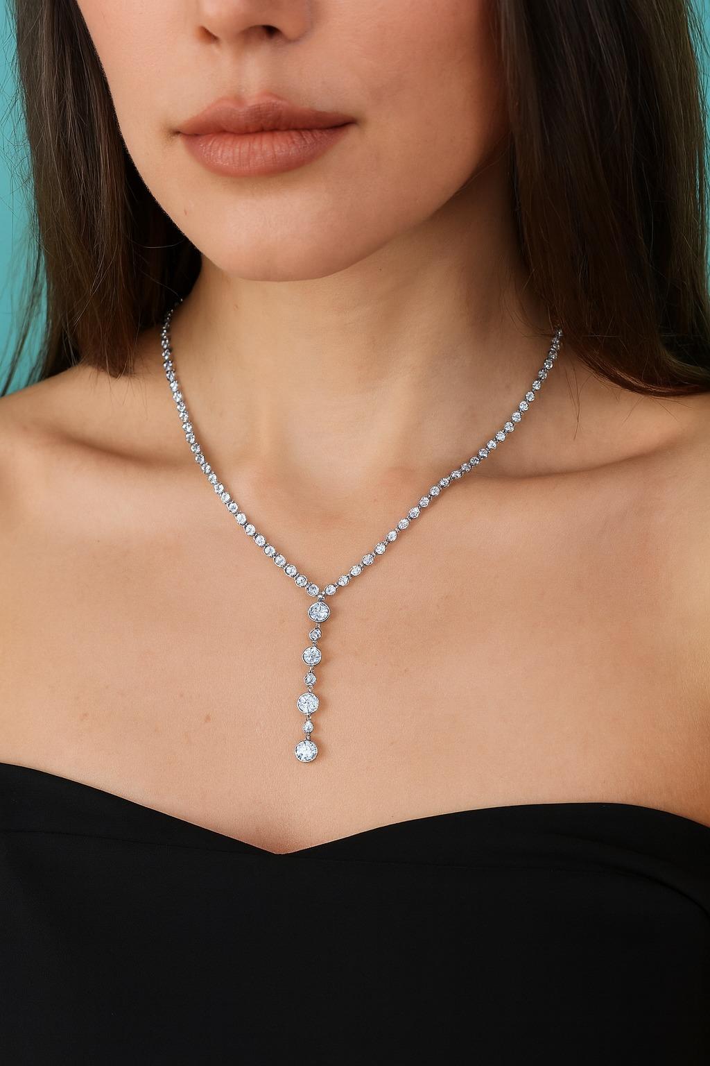Tiffany & Co. T-Drop Diamond Platinum Necklace

This exquisite Tiffany & Co. T-Drop necklace is crafted in platinum and weighs 26.9 grams. The elegant drop design is set with brilliant round diamonds, bezel-set for a refined and timeless