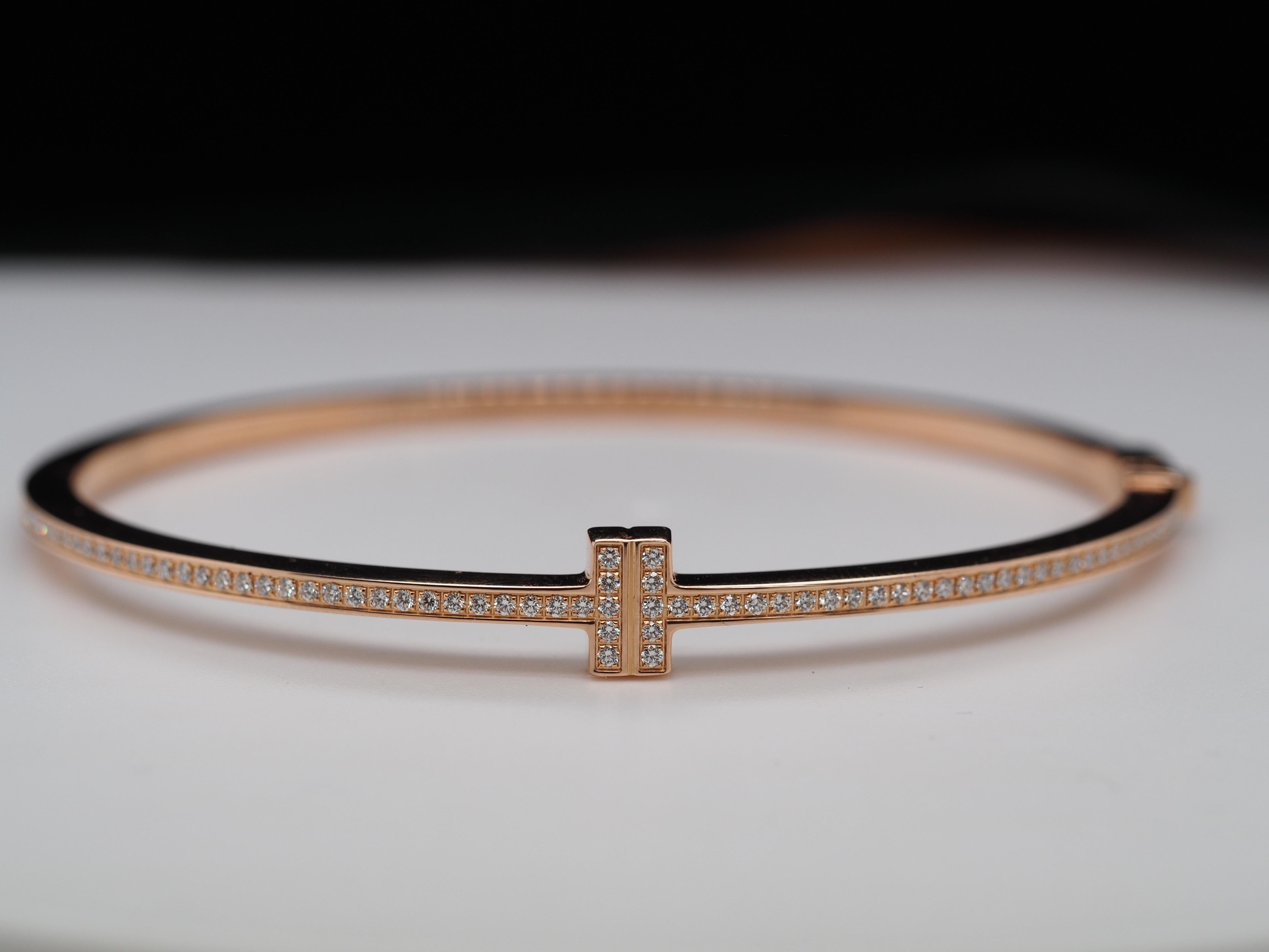 Artikel-Details:
Dieses elegante Armreif-Design wird durch ein markantes Mittelmotiv und Diamanten ergänzt. Die ebenso facettenreiche wie ikonische Tiffany T-Kollektion ist eine greifbare Erinnerung an die Verbindungen, die wir fühlen, aber nicht