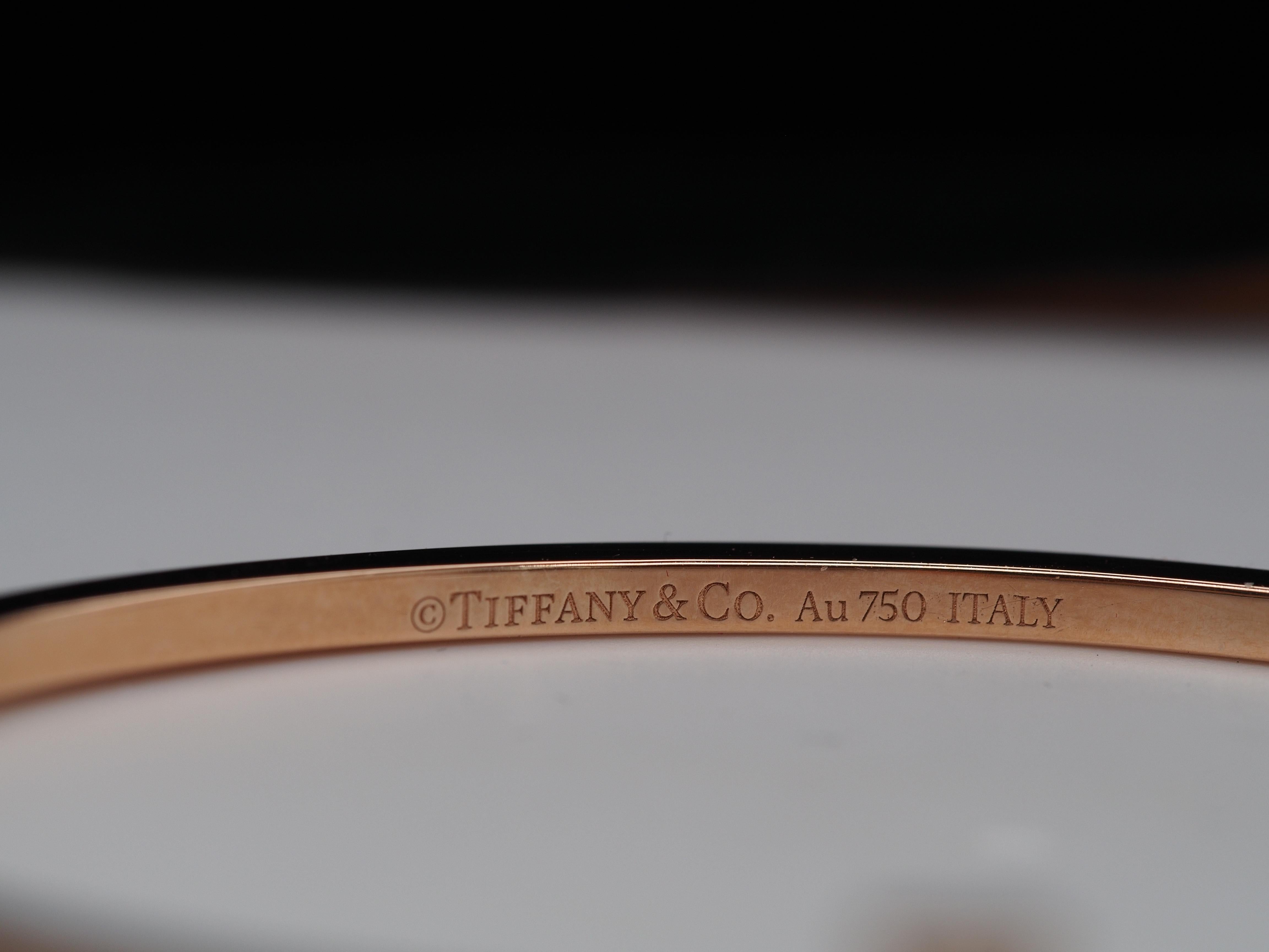Tiffany & Co. T Gold-Diamant-Armreif mit Scharnier aus 18 Karat Roségold im Zustand „Gut“ in Hicksville, NY