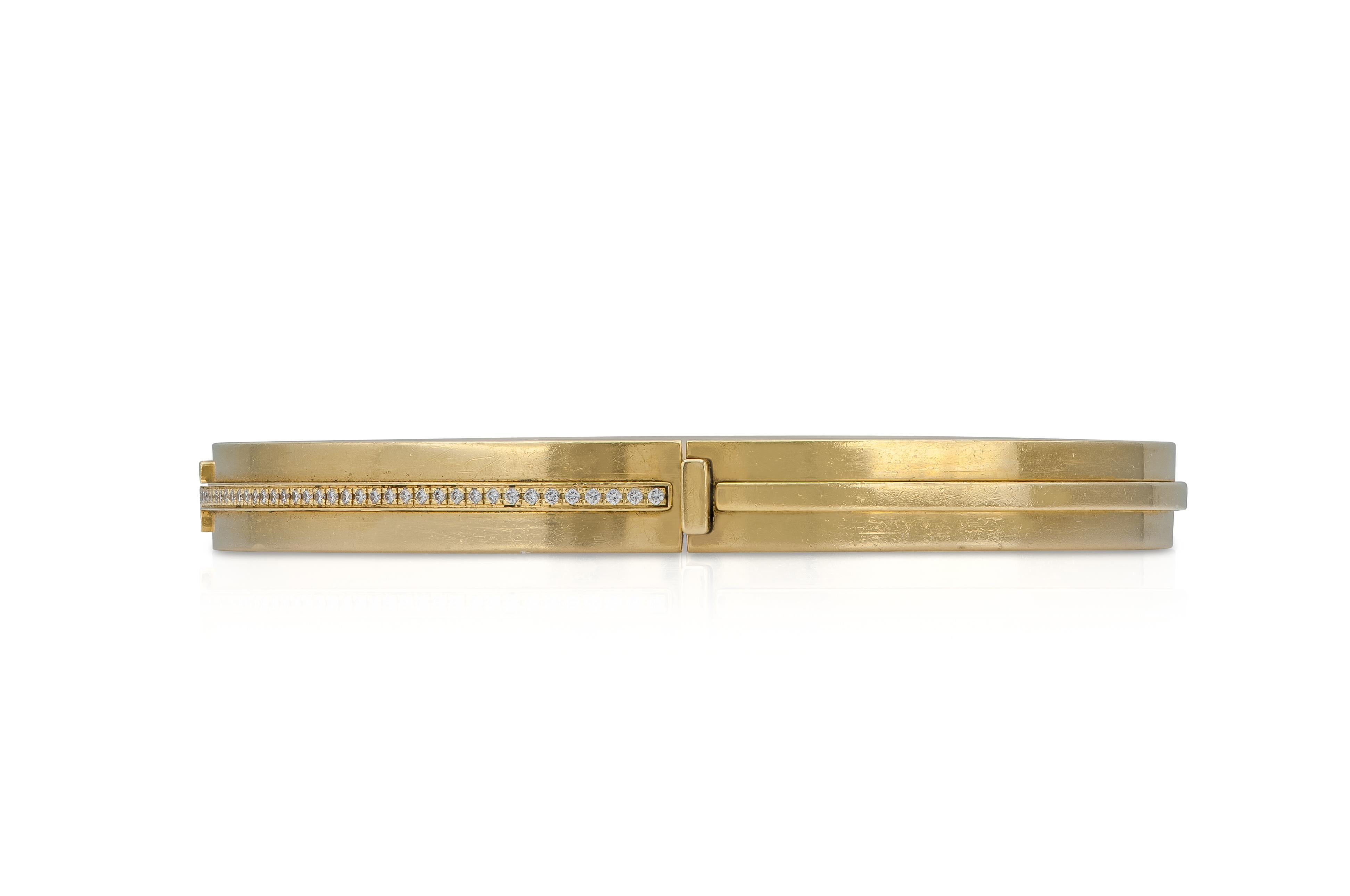 Finamente elaborada en oro amarillo de 18 quilates y diamantes talla brillante redonda.
Firmado por Tiffany & Co.
Fabricado en Italia
Tamaño 6 pulgadas
