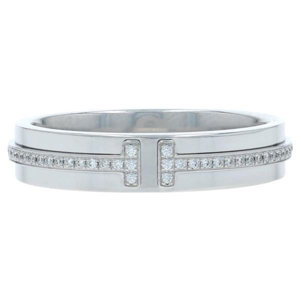 Tiffany 
Co. Fascia stretta con diamanti a T - Anello in oro bianco 18 carati con diamante rotondo da 13 ct.