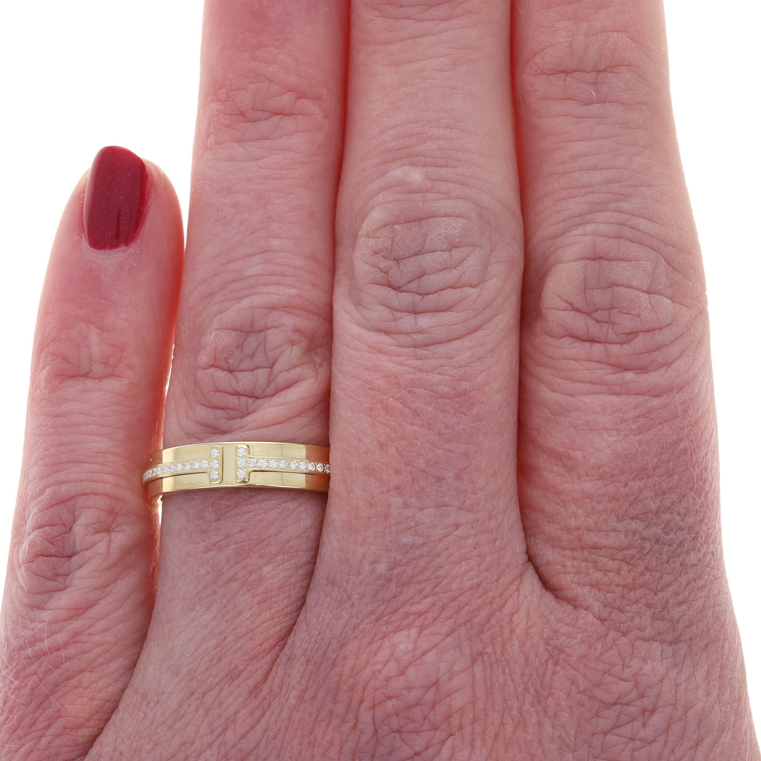 Dimensione: 7

Marchio: Tiffany & Co.
Collezione: T
Design:  Banda stretta

Contenuto del metallo: Oro giallo 18k

Informazioni su A. Stone

Diamanti naturali
Carati: .13ctw
Taglio: Rotondo brillante
Colore: E - F
Chiarezza: VS1 - VS2

Carati