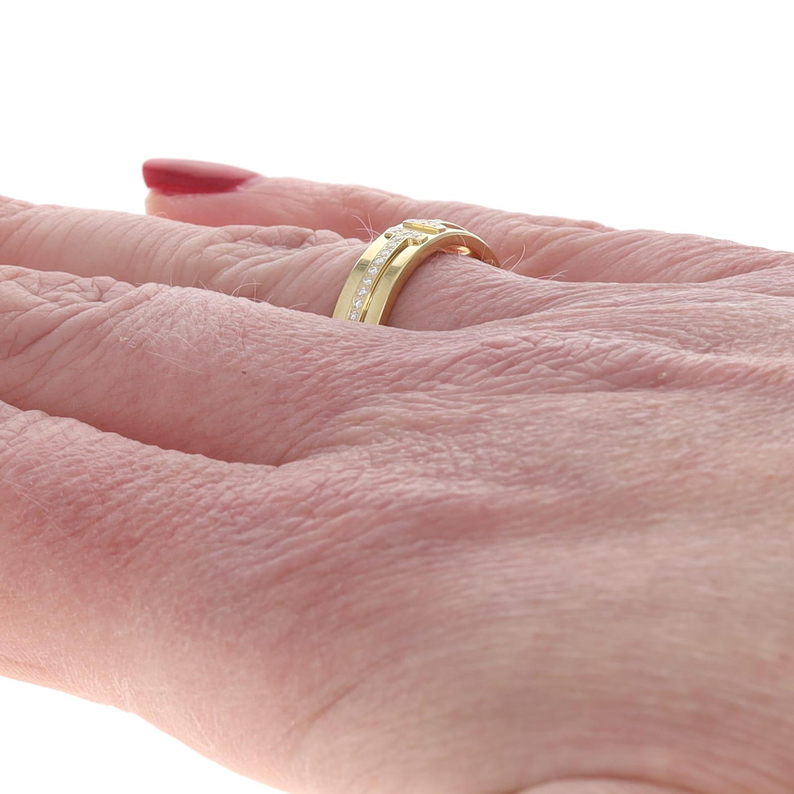 Tiffany & Co. Fascia stretta di diamanti a T - Anello in oro giallo 18k rotondo da .13ctw SZ 7 In condizioni ottime in vendita a Greensboro, NC