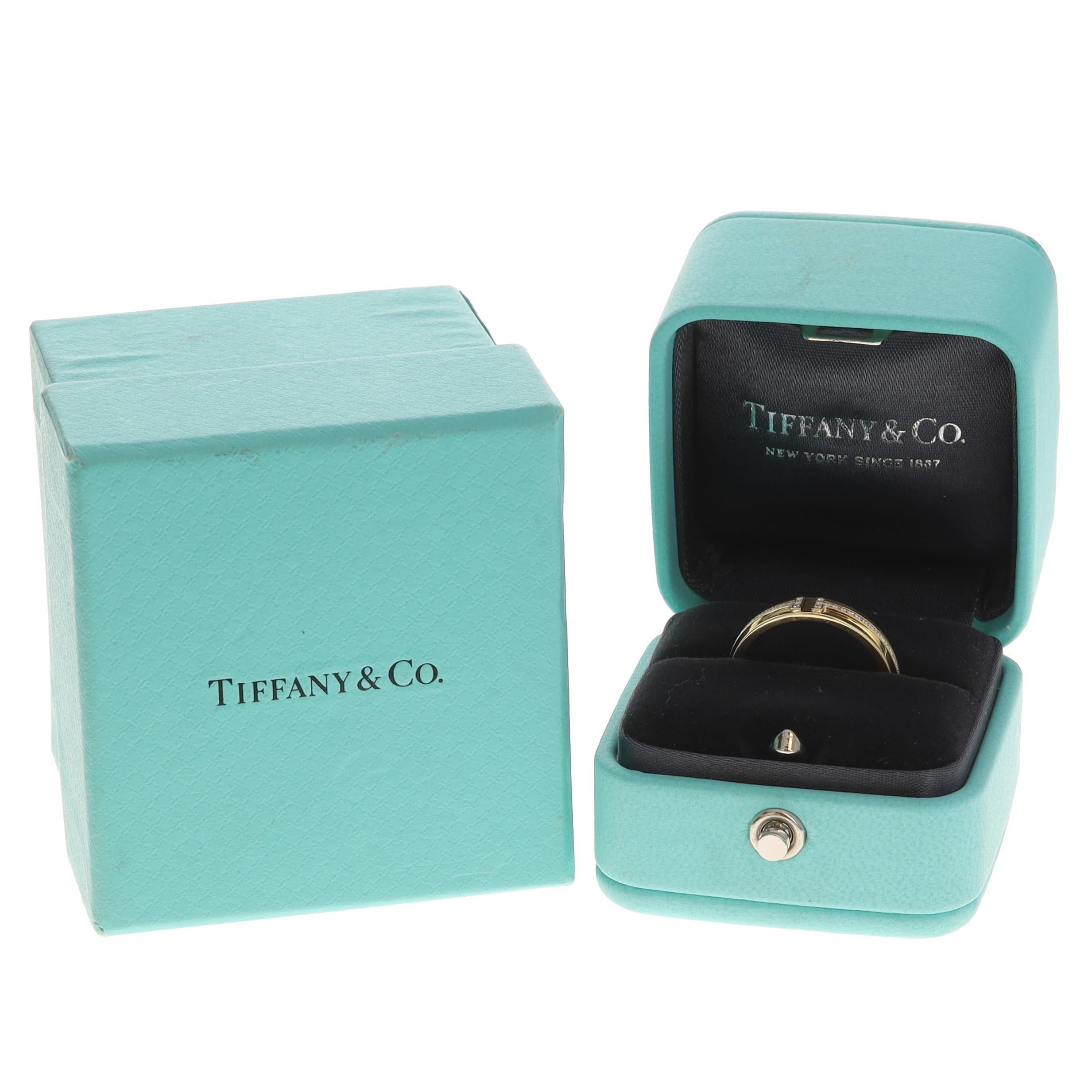 Tiffany & Co. Fascia stretta di diamanti a T - Anello in oro giallo 18k rotondo da .13ctw SZ 7 in vendita 2