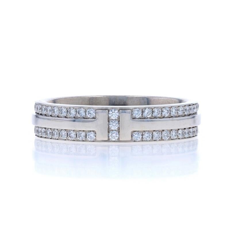 Prezzo al dettaglio: $6.950

Dimensione: 6 1/2

Marchio: Tiffany & Co.
Collezione: T
Design:  Anello con pavé stretto

Contenuto del metallo: Oro bianco 18k

Informazioni su A. Stone
Diamanti naturali
Carati: .45ctw
Taglio: Rotondo brillante
Colore:
