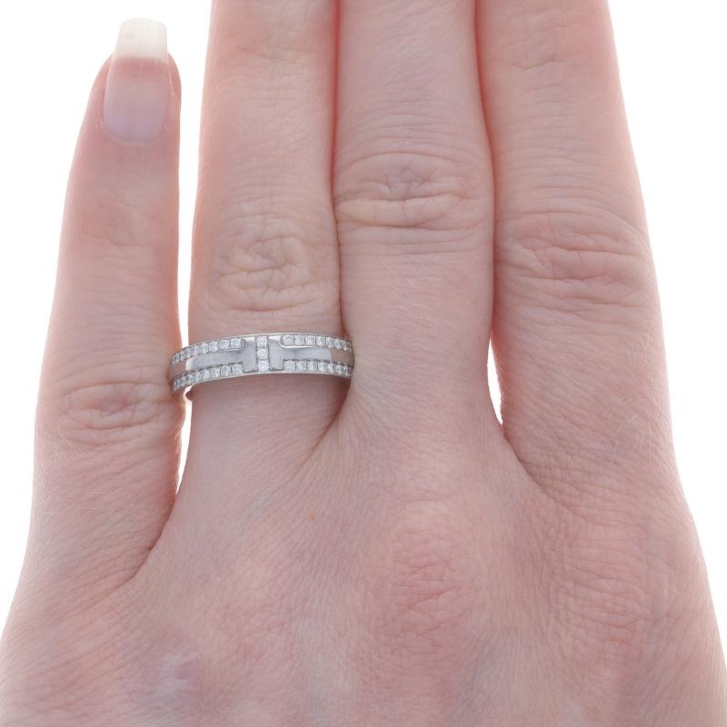 Taglio rotondo Tiffany & Co. Fascia stretta con diamanti - Oro bianco 18k Rd 0,45ctw Anello Sz 6 1/2 in vendita