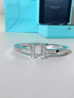 Tiffany & Co. T-Serie, quadratischer Armreif in Form eines doppelten „T“ aus 18-karätigem Weißgold mit Diamant-Pavé-Besatz.