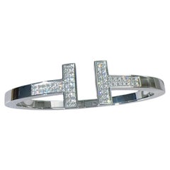 Tiffany & Co. T-Serie, quadratischer Armreif in Form eines doppelten „T“ aus 18-karätigem Weißgold mit Diamant-Pavé-Besatz.