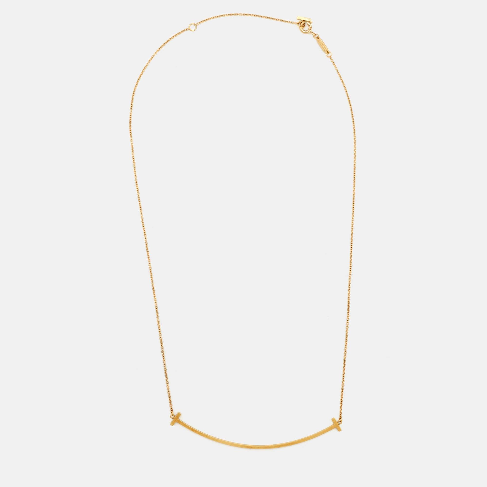 This lovely pendant necklace from Tiffany and Co. is sure to become one of your favorite accessories It comes crafted from 18k yellow gold and the chain carries a smile pendant.