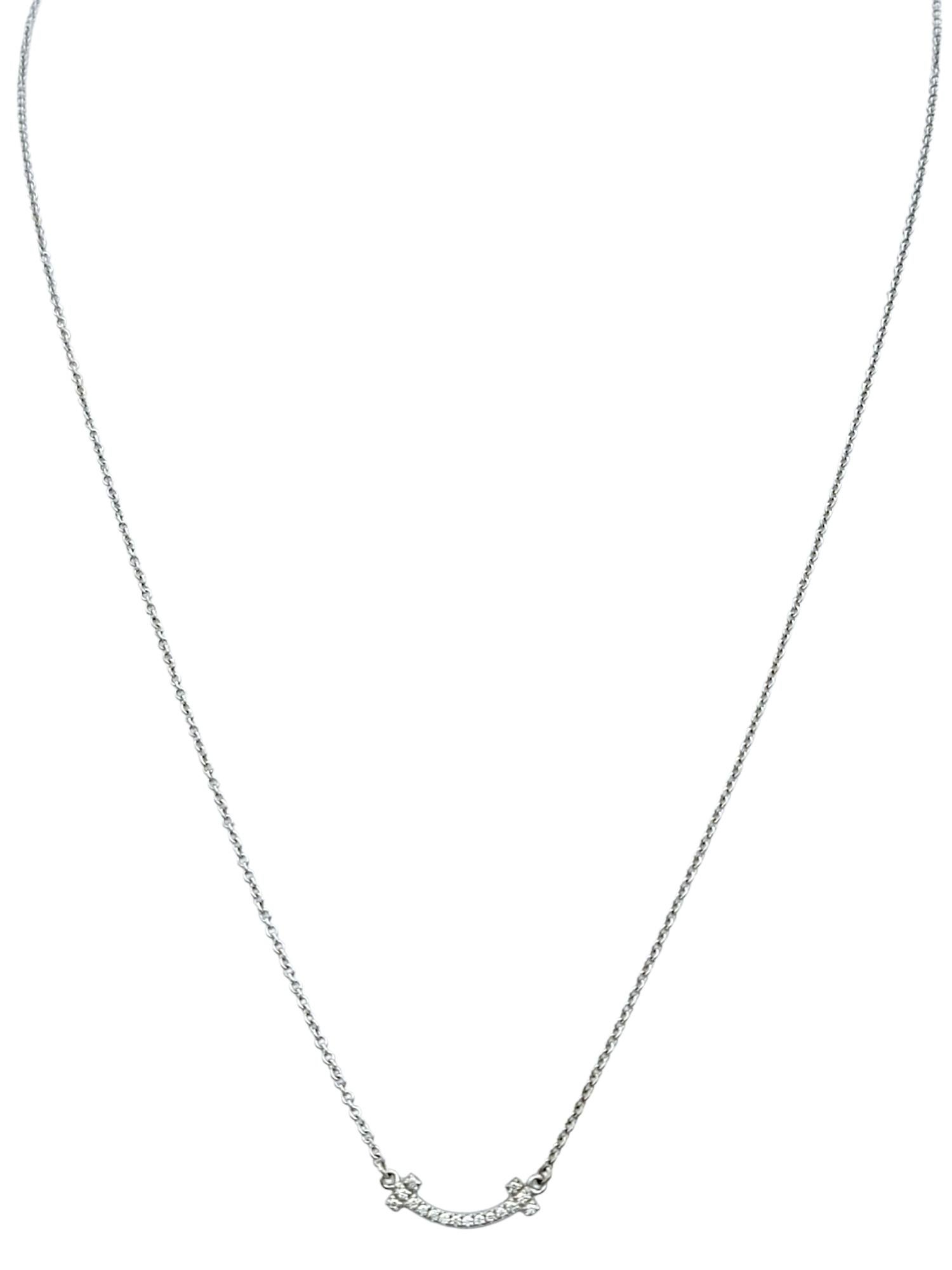 Contemporain Tiffany & Co. T Smile Collier pendentif mini en or blanc 18 carats en vente