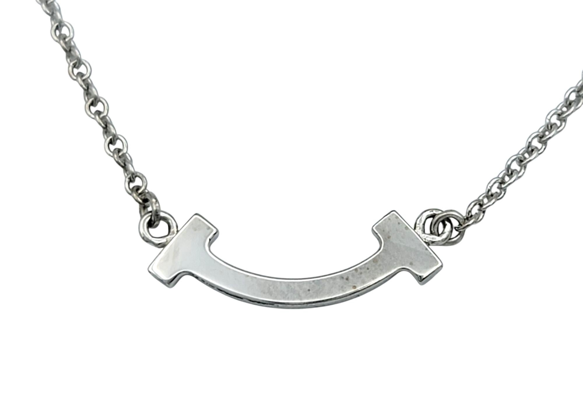 Taille ronde Tiffany & Co. T Smile Collier pendentif mini en or blanc 18 carats en vente