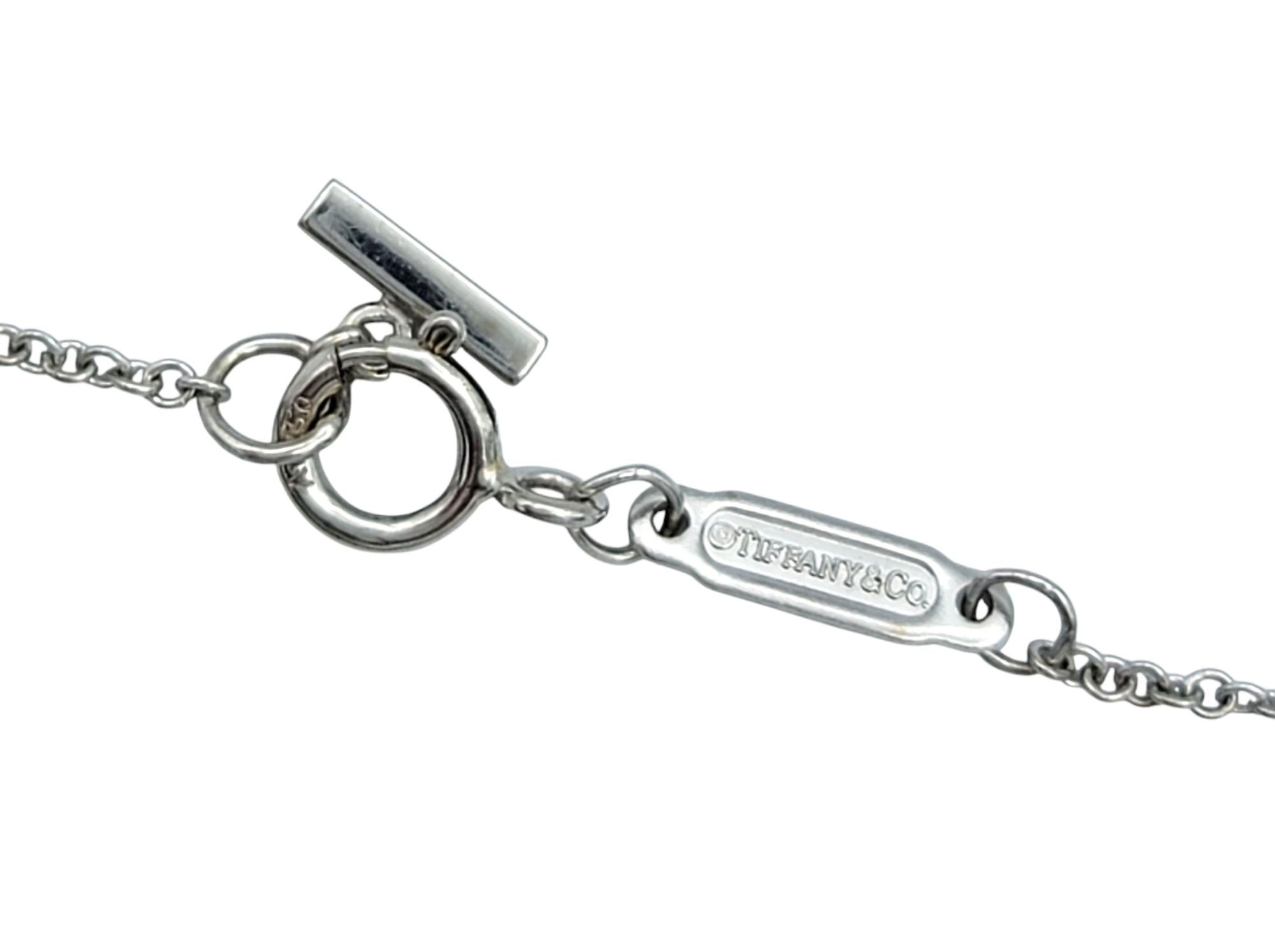 Tiffany & Co. T Smile Collier pendentif mini en or blanc 18 carats Bon état - En vente à Scottsdale, AZ