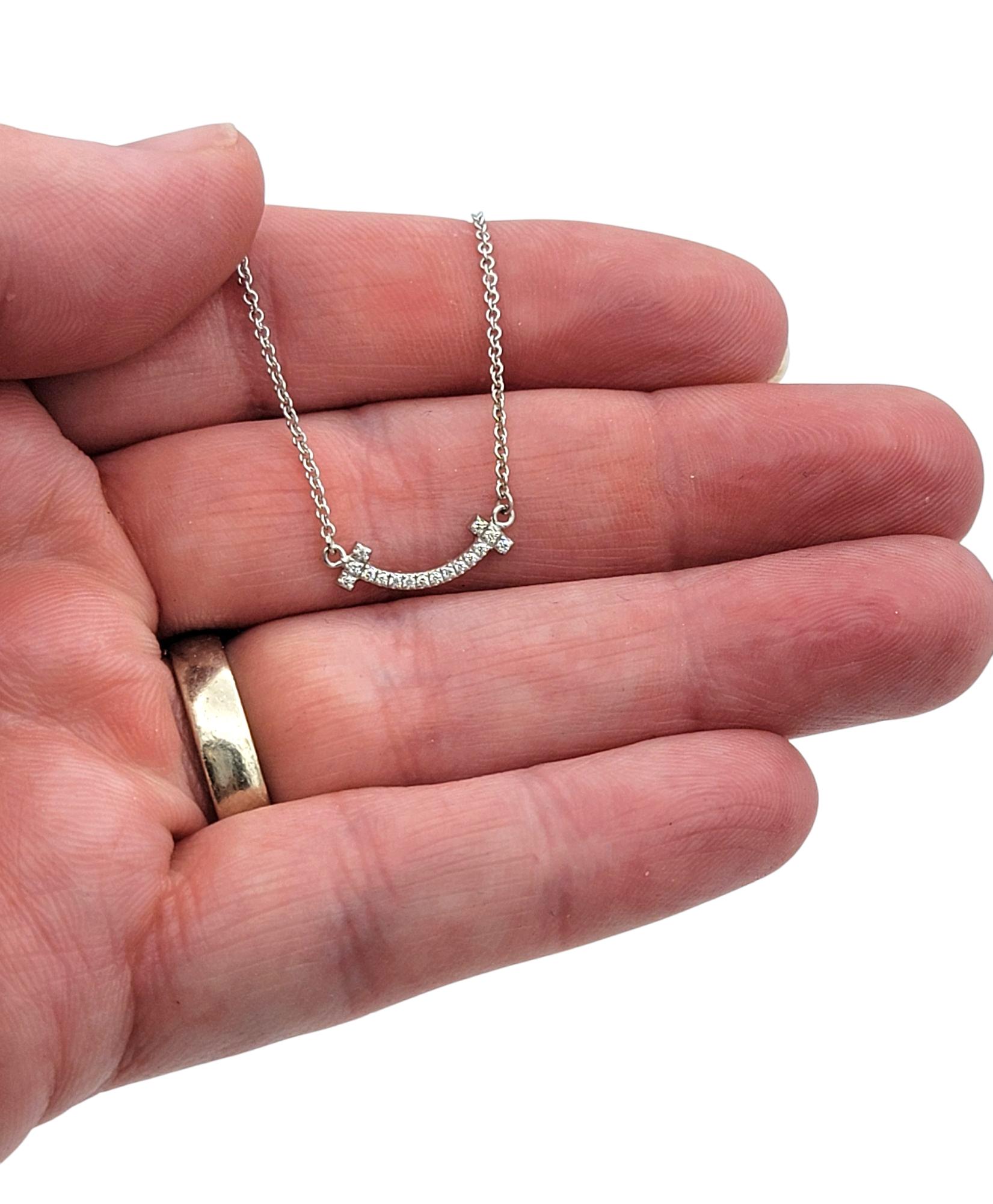 Tiffany & Co. T Smile Collier pendentif mini en or blanc 18 carats en vente 1