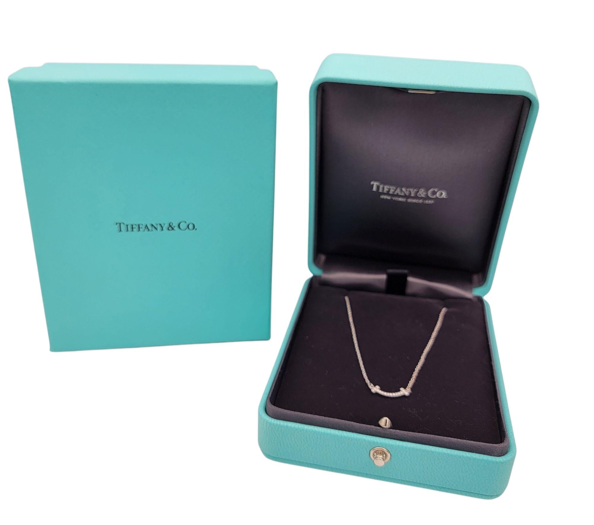 Tiffany & Co. T Smile Collier pendentif mini en or blanc 18 carats en vente 2