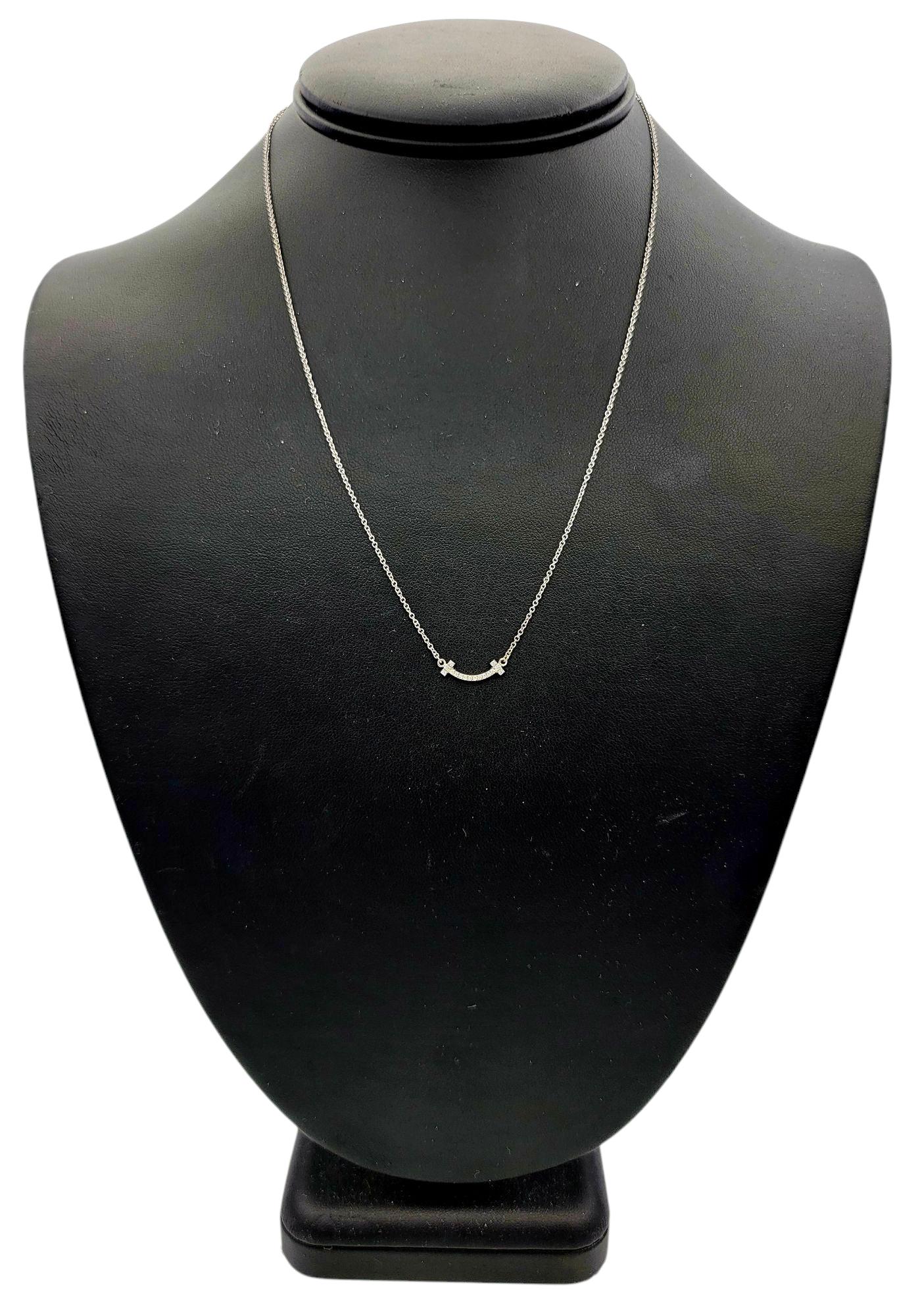 Tiffany & Co. T Smile Collier pendentif mini en or blanc 18 carats en vente 3