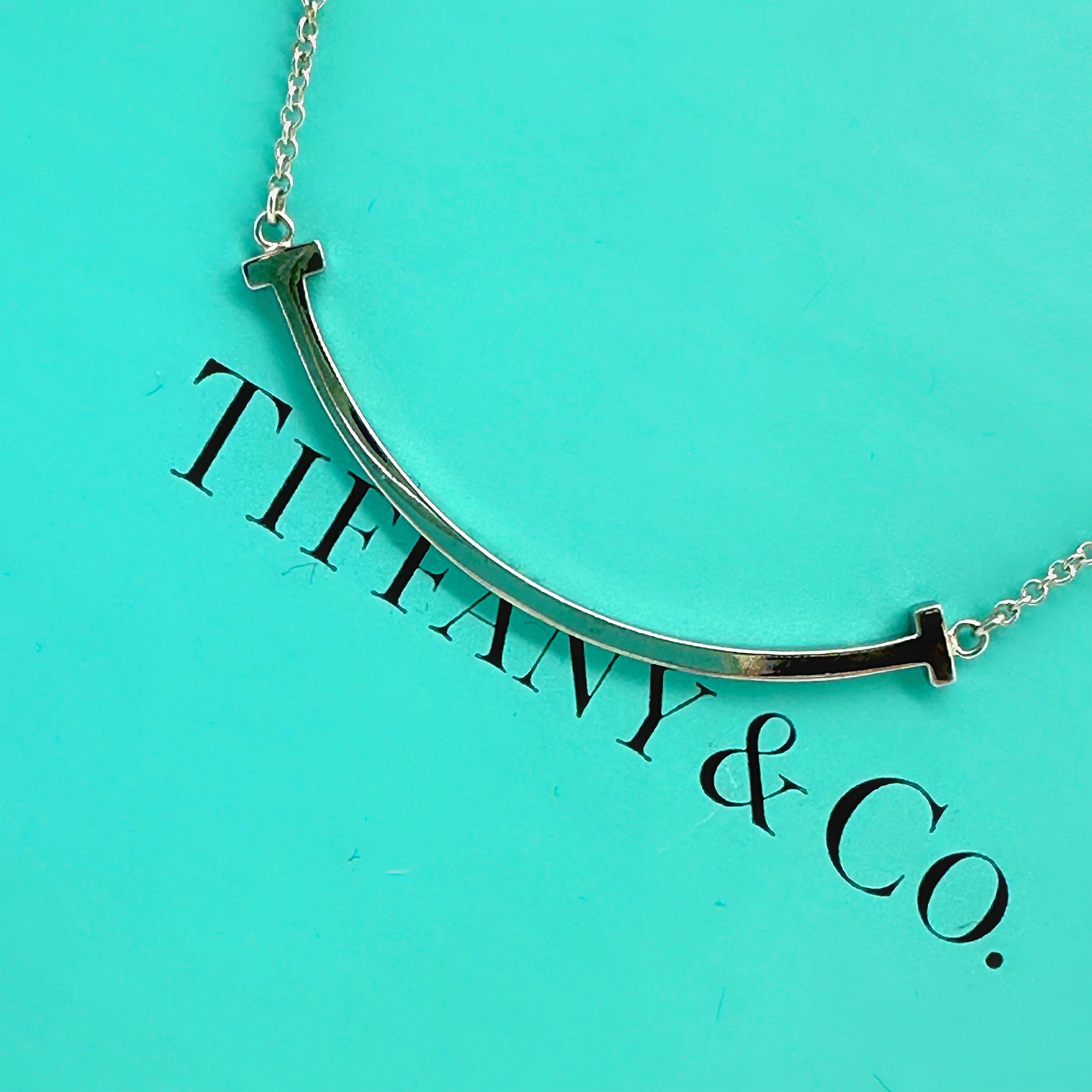 Tiffany & Co Tiffany T Lächeln Halskette
Metall:   18K Weißgold 
Größe:  Klein
Referenz Nein:  60011677
Abmessungen:  Einstellbar von 16 - 18' Zoll in der Länge
Wahrzeichen:  ©TIFFANY&CO Au750
Enthält:  Tiffany-Wildleder-Beutel
EST. Einzelhandel: 