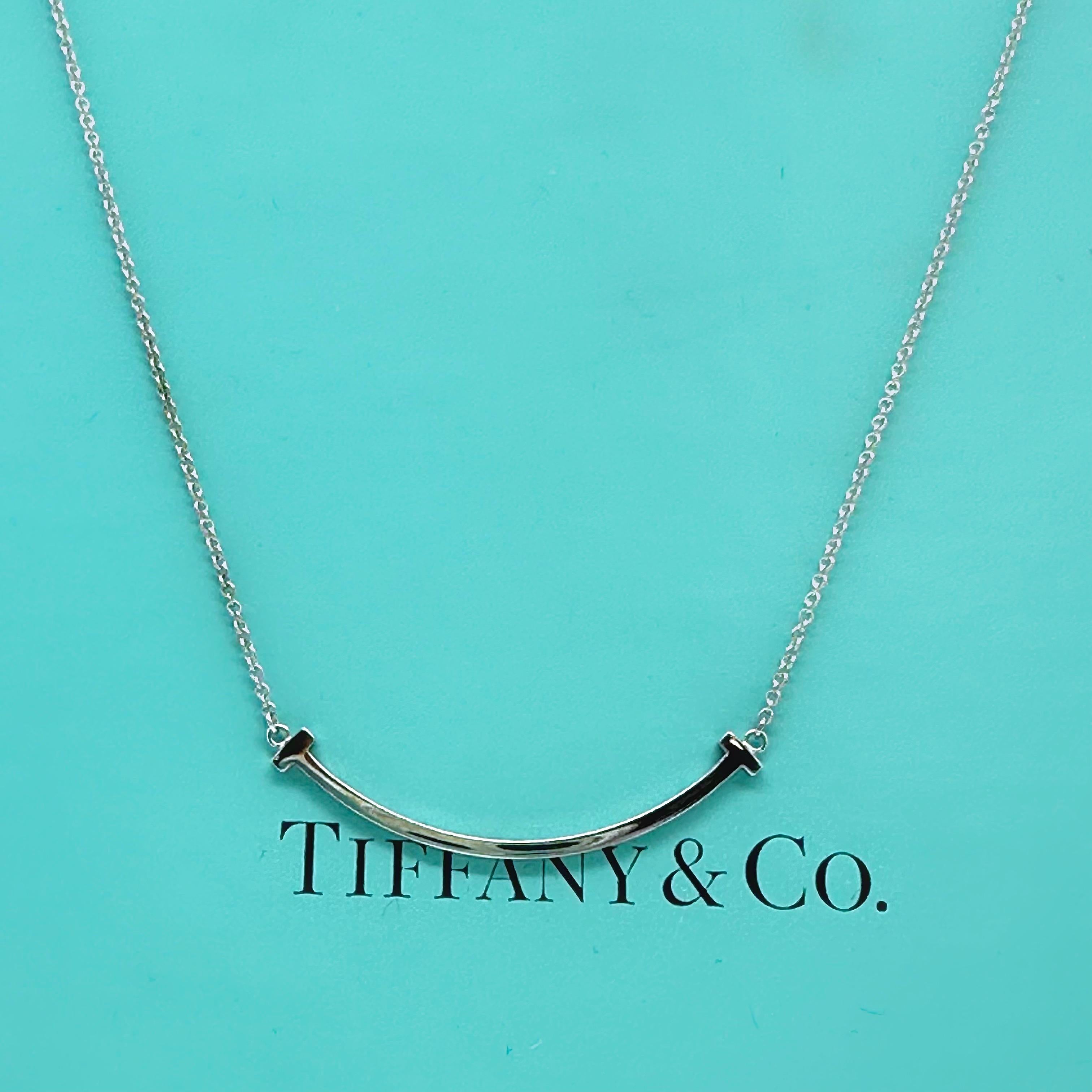 Tiffany & Co. T Smile Halskette Small in 18k Weißgold Verstellbar 16' - 18' im Zustand „Gut“ in San Diego, CA