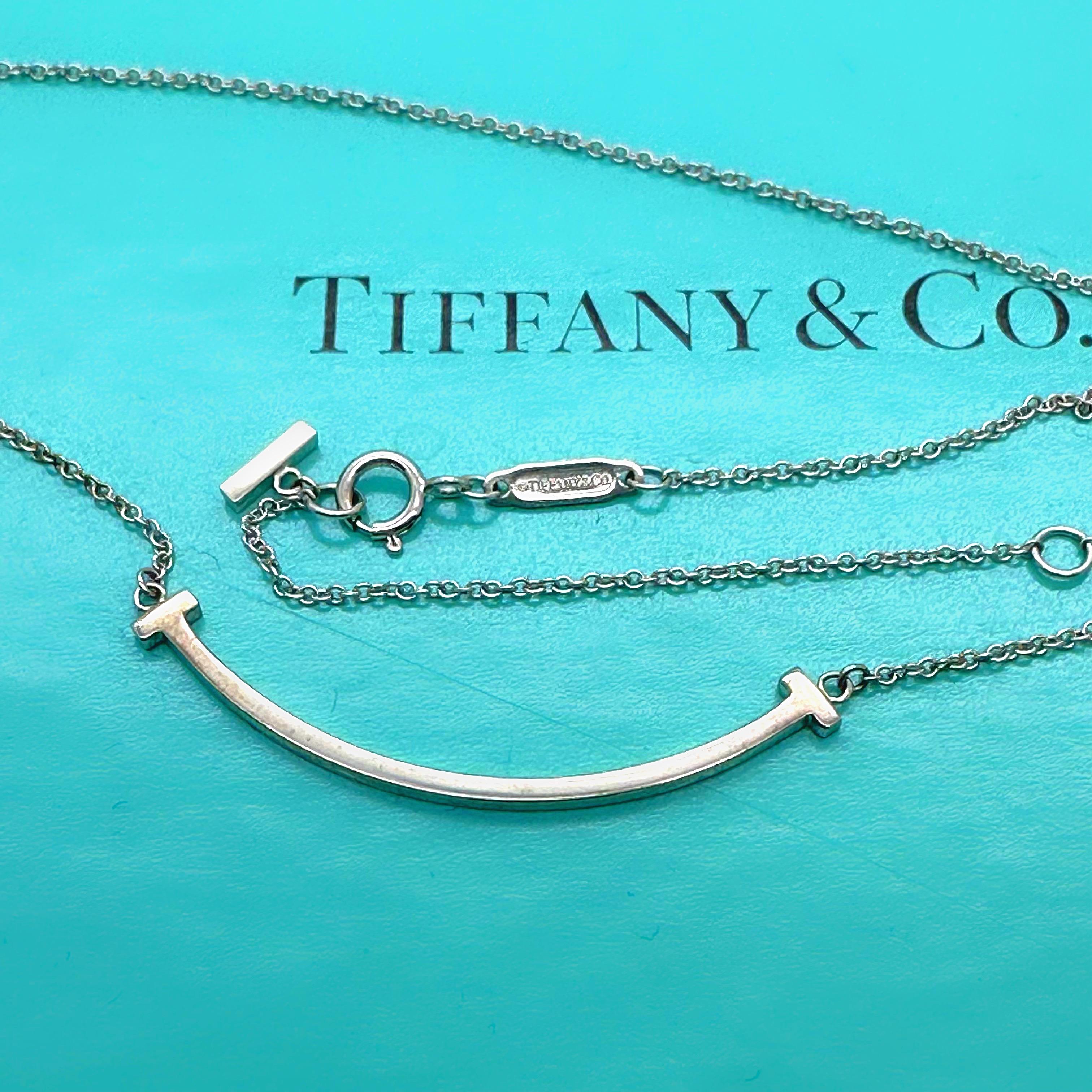 Tiffany & Co. T Smile Halskette Small in 18k Weißgold Verstellbar 16' - 18' für Damen oder Herren