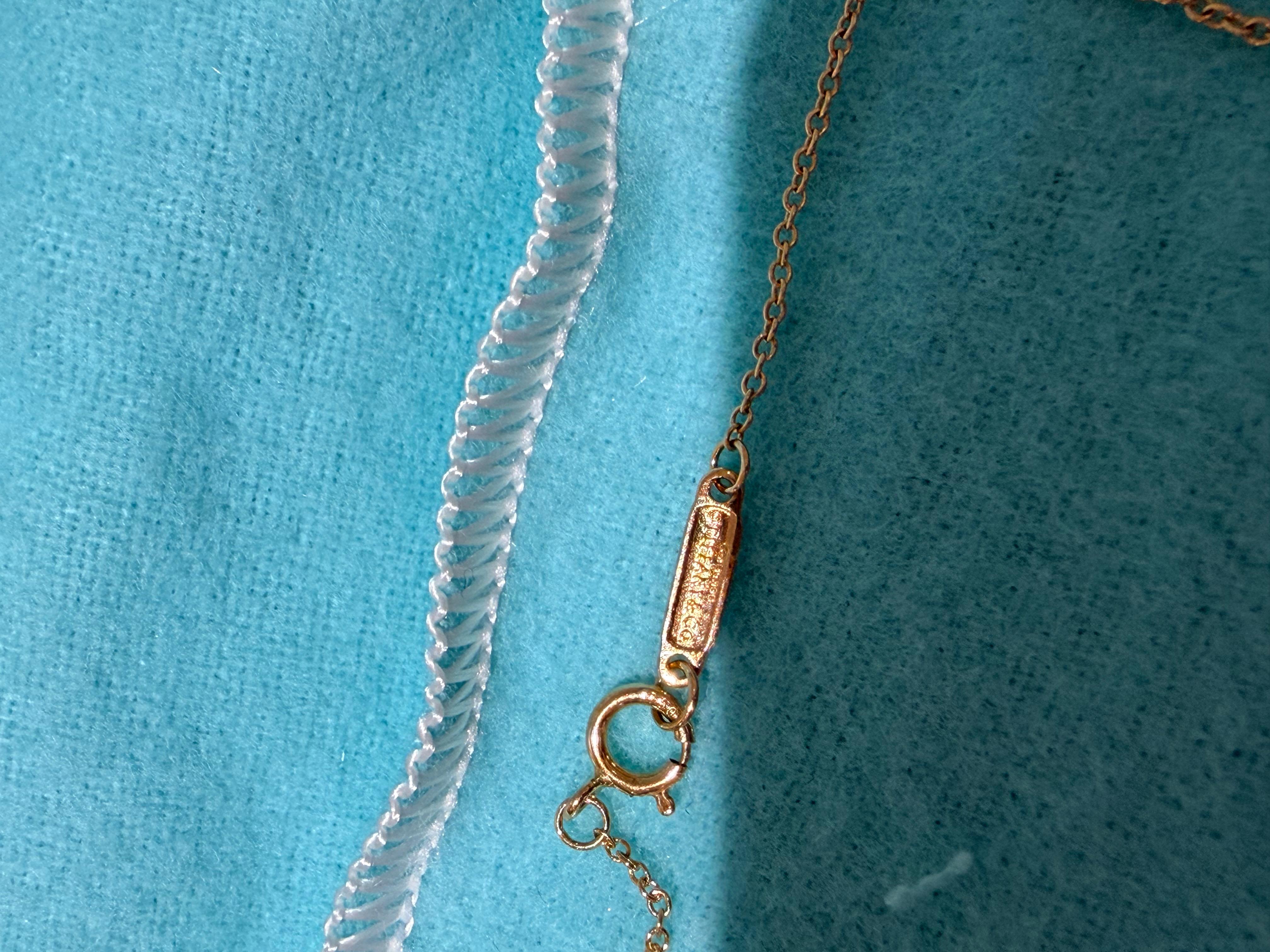 Taglio brillante Tiffany & co T Smile Pendant in Rose Gold with Diamonds in vendita