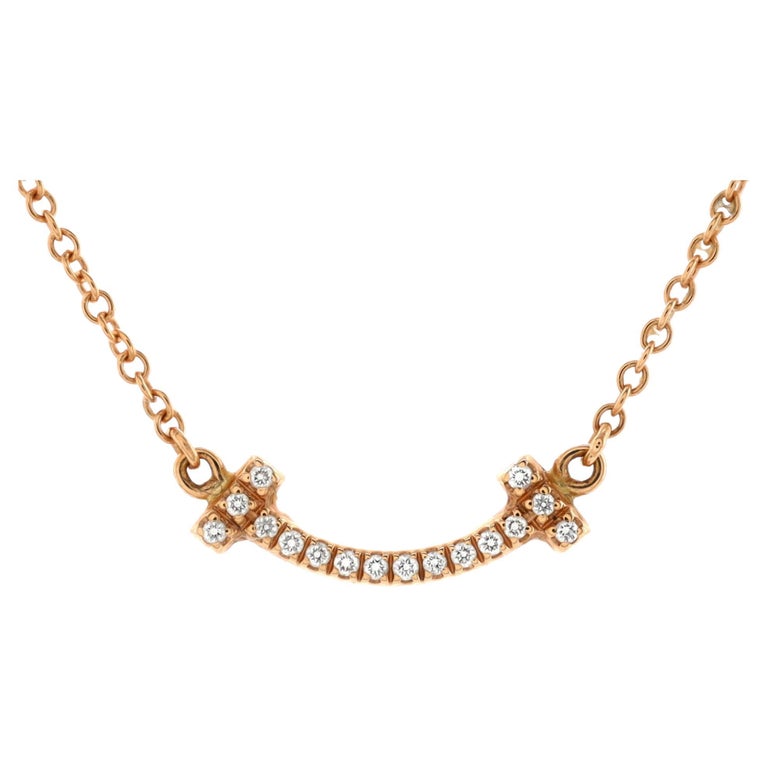 Tiffany and Co. T Smile Collier à pendentif en or rose 18 carats avec  diamants mini En vente sur 1stDibs