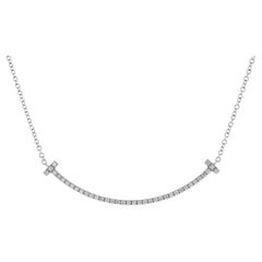 Tiffany & Co. Collana con ciondolo T Smile in oro bianco 18 carati e diamanti Small