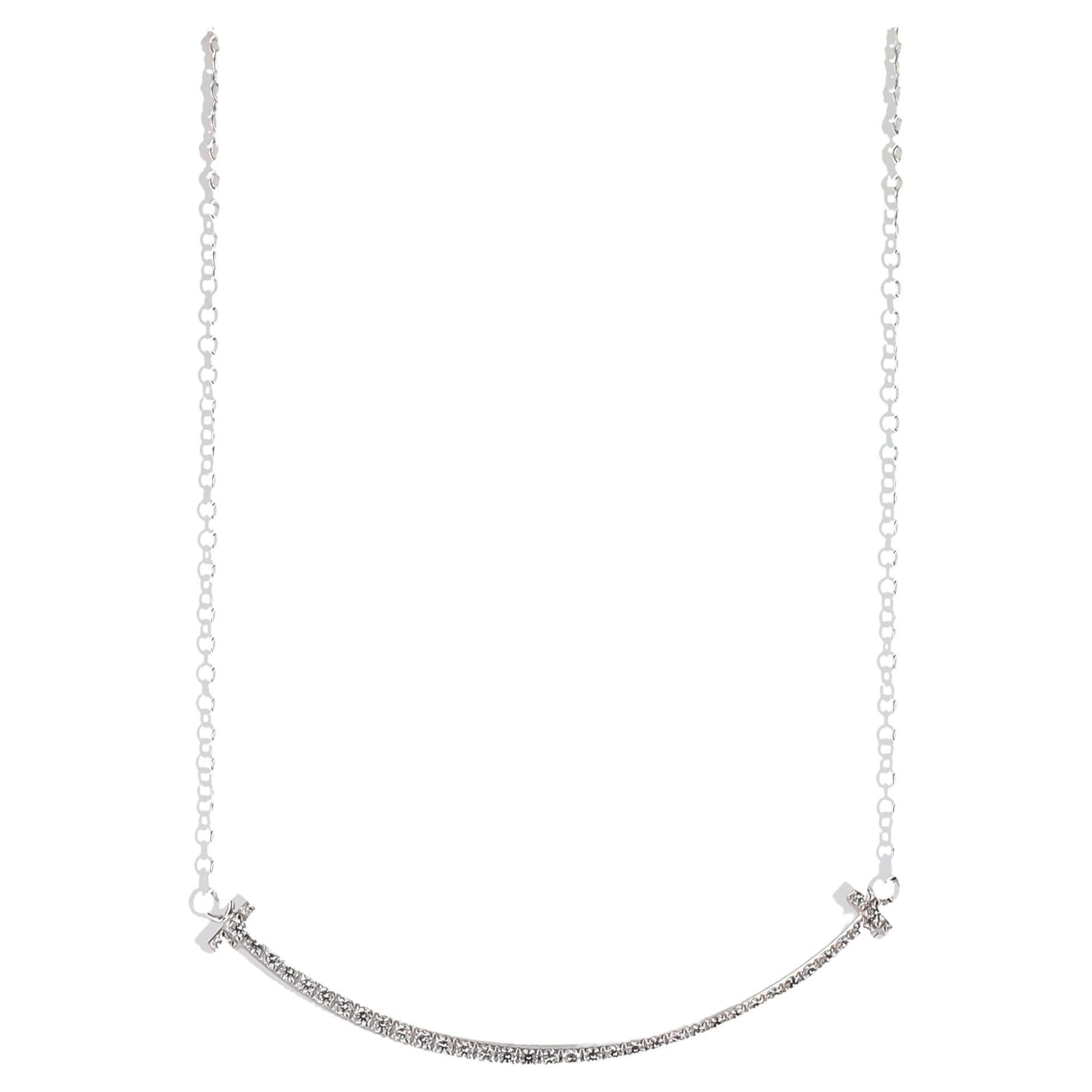 Tiffany & Co. T Smile Small Anhänger Halskette mit Diamanten. Diese Halskette stammt aus der Tiffany T-Kollektion und wurde 2019 von Tiffany & Co. erworben. Der 