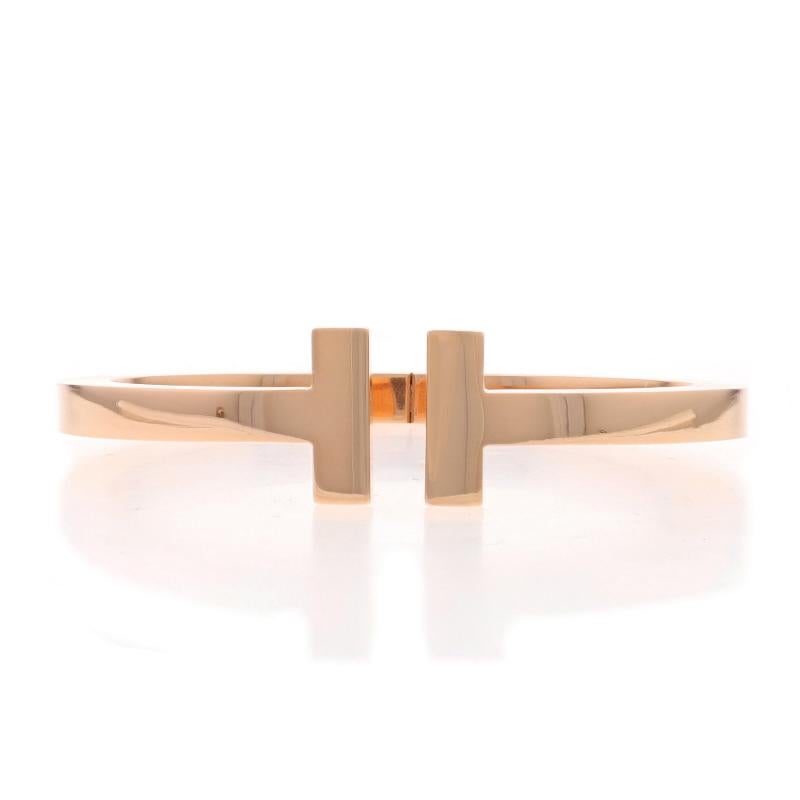 Prezzo al dettaglio: $8100

Marchio: Tiffany & Co.
Collezione: T
Design:  Bracciale quadrato di dimensioni ridotte

Contenuto del metallo: Oro rosa 18k

Stile: Bangle con cerniera Negative Space
Tipo di chiusura: N/A (scivola sul