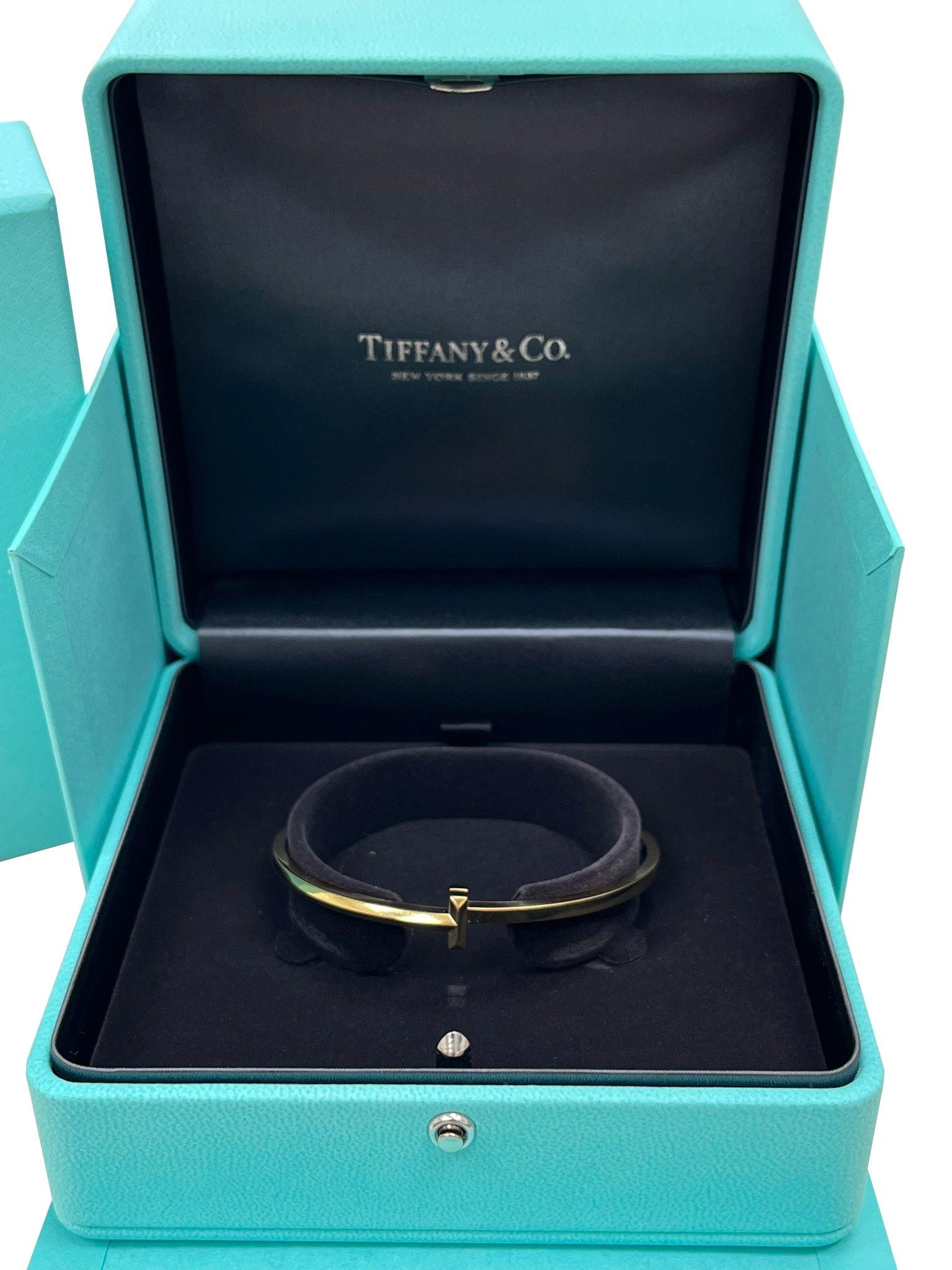 Tiffany & Co T T1 Narrow Hinged Bangle in 18k Gold Medium Size For Sale 5