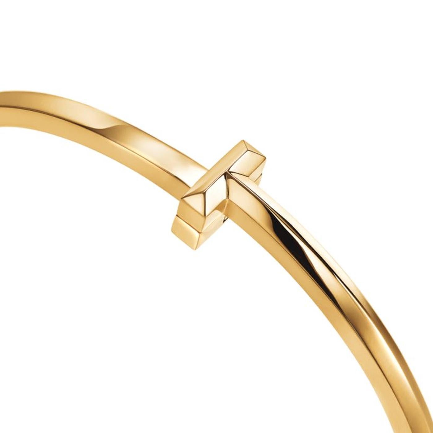 Women's Tiffany & Co T T1 Narrow Hinged Bangle in 18k Gold Medium Size For Sale
