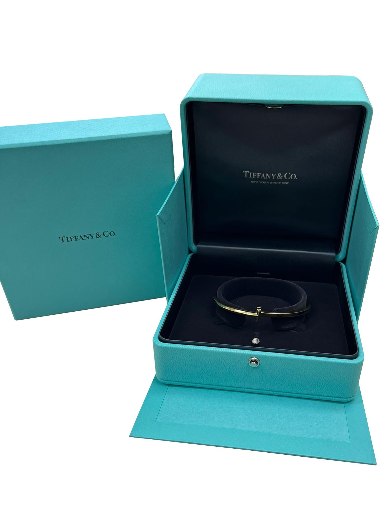 Tiffany & Co T T1 Narrow Hinged Bangle in 18k Gold Medium Size In Good Condition In Aventura, FL