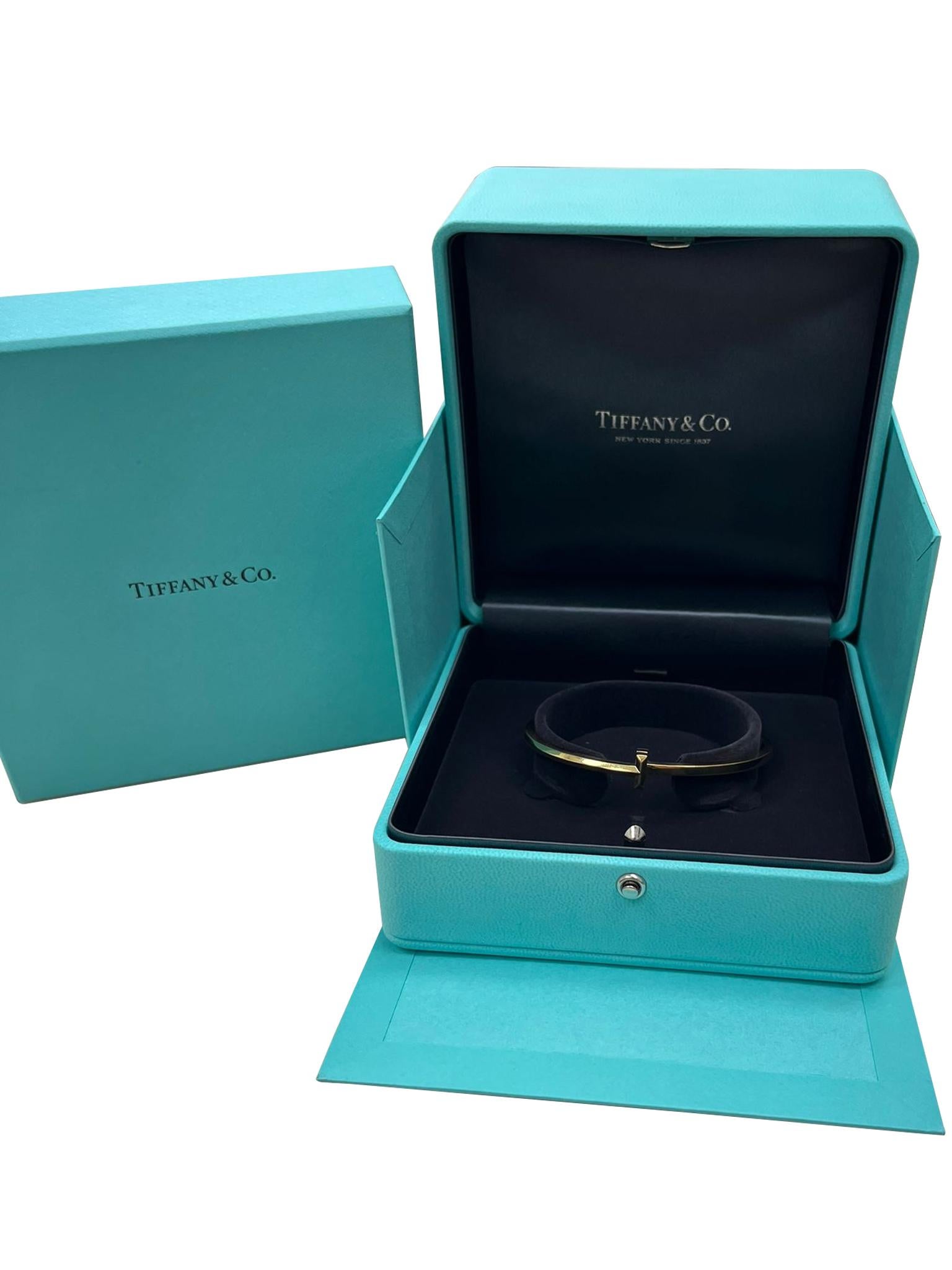 Tiffany & Co T T1 Narrow Hinged Bangle in 18k Gold Medium Size For Sale 2