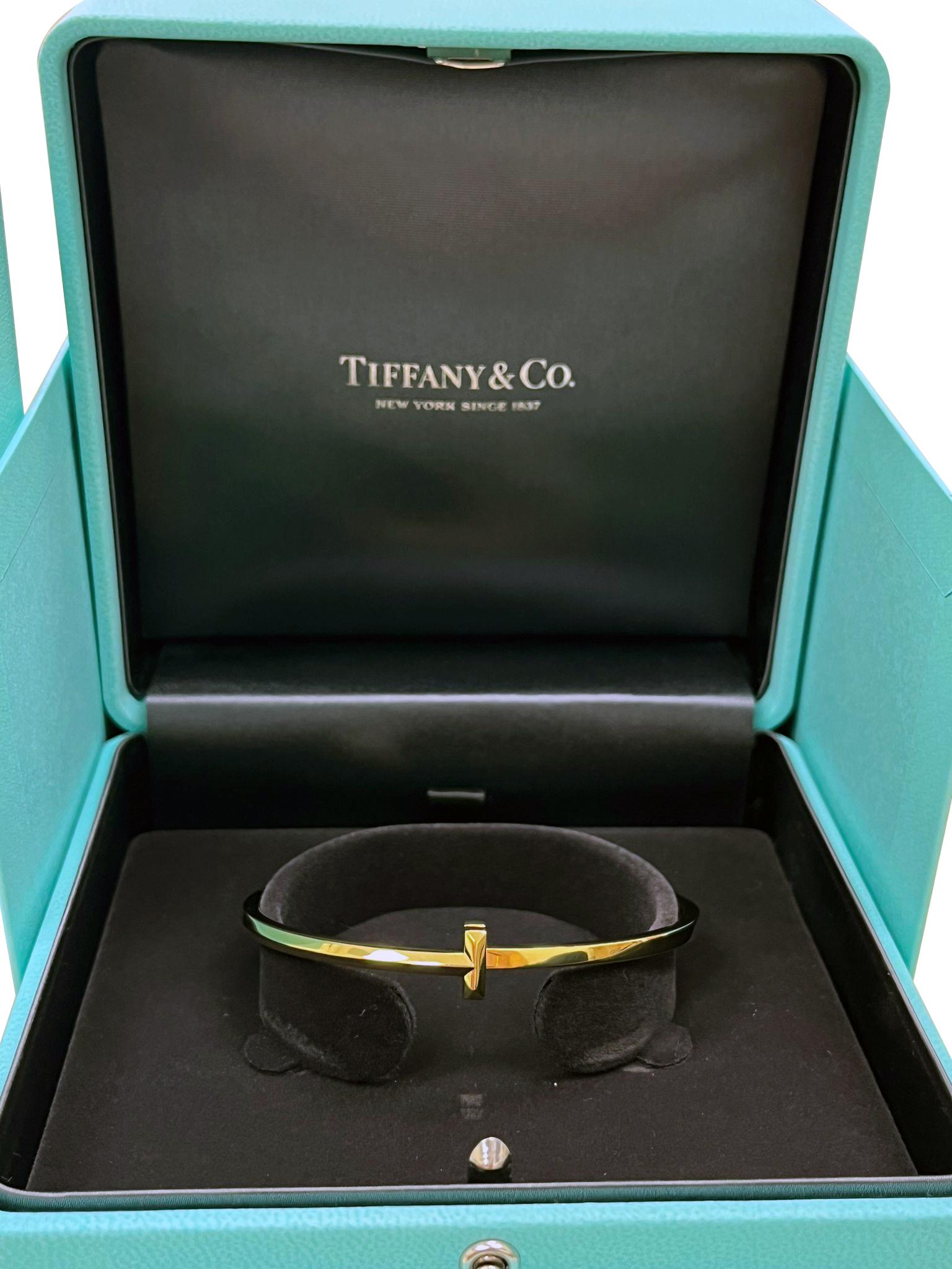 Tiffany & Co T T1 Narrow Hinged Bangle in 18k Gold Medium Size For Sale 3