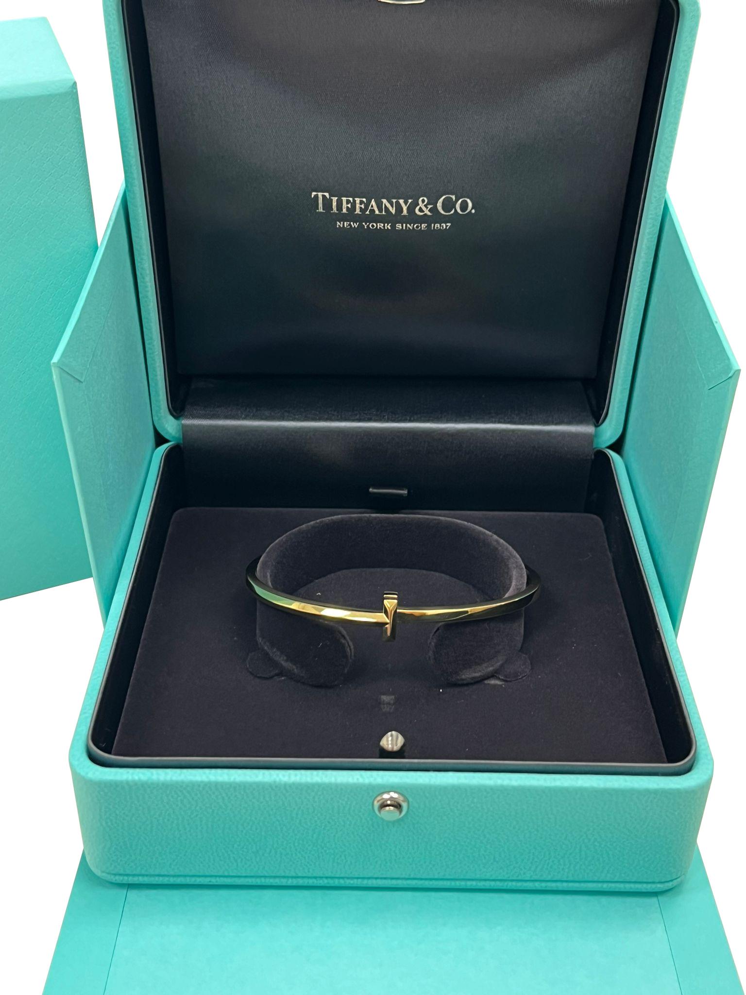 Tiffany & Co T T1 Narrow Hinged Bangle in 18k Gold Medium Size For Sale 4