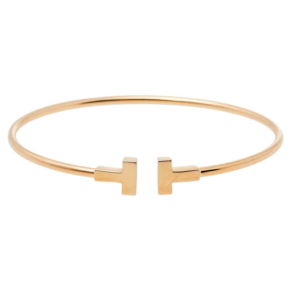 The Tiffany T collection by Tiffany & Co. has been inspired by the city of New York. Each piece comes with a distinct shape that boasts of fabulous style and structure. This T Wire bracelet is crafted from 18K rose gold and styled as a wire-like