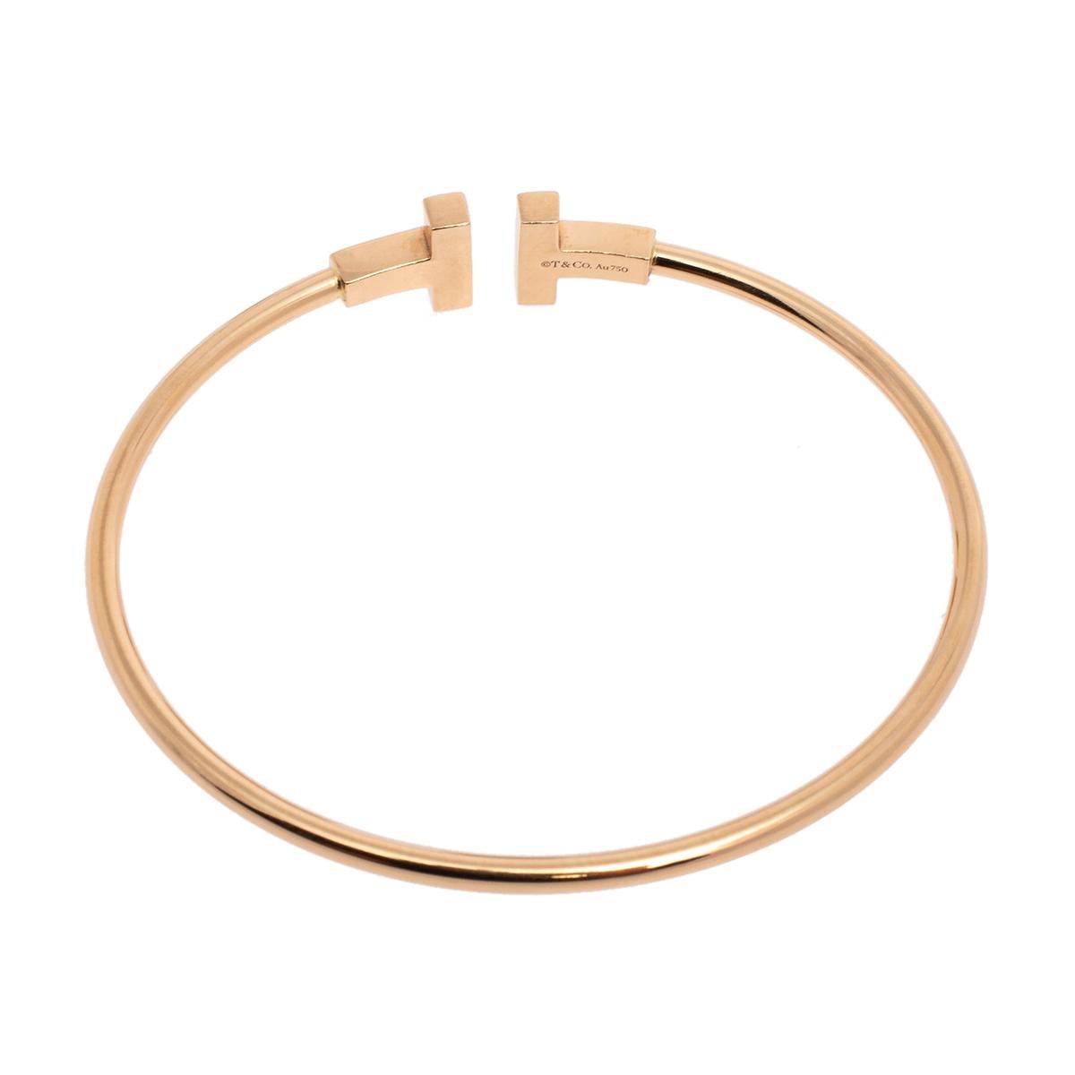 The Tiffany T collection by Tiffany & Co. has been inspired by the city of New York. Each piece comes with a distinct shape that boasts of fabulous style and structure. This T Wire bracelet is crafted from 18K rose gold and styled as a wire-like