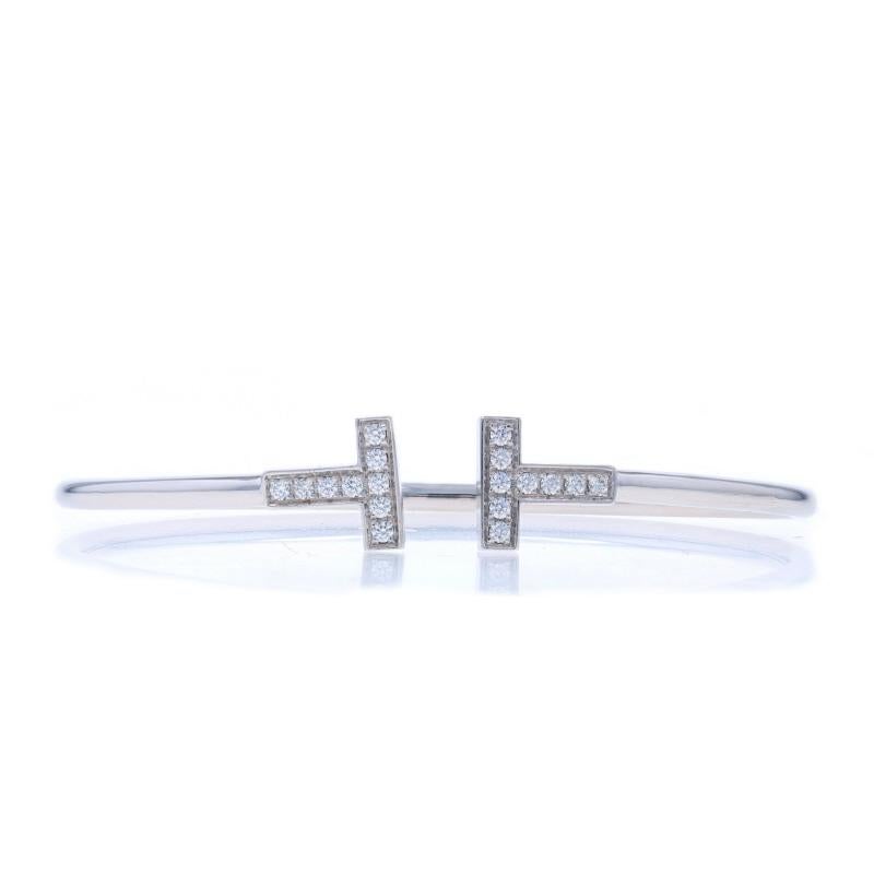 Prezzo al dettaglio: 5300 dollari

Marchio: Tiffany & Co.
Collezione: T
Design:  Filo

Contenuto del metallo: Oro bianco 18k

Informazioni su A. Stone
Diamanti naturali
Carati: .24ctw
Taglio: Rotondo brillante
Colore: E - F
Chiarezza: VS1 -