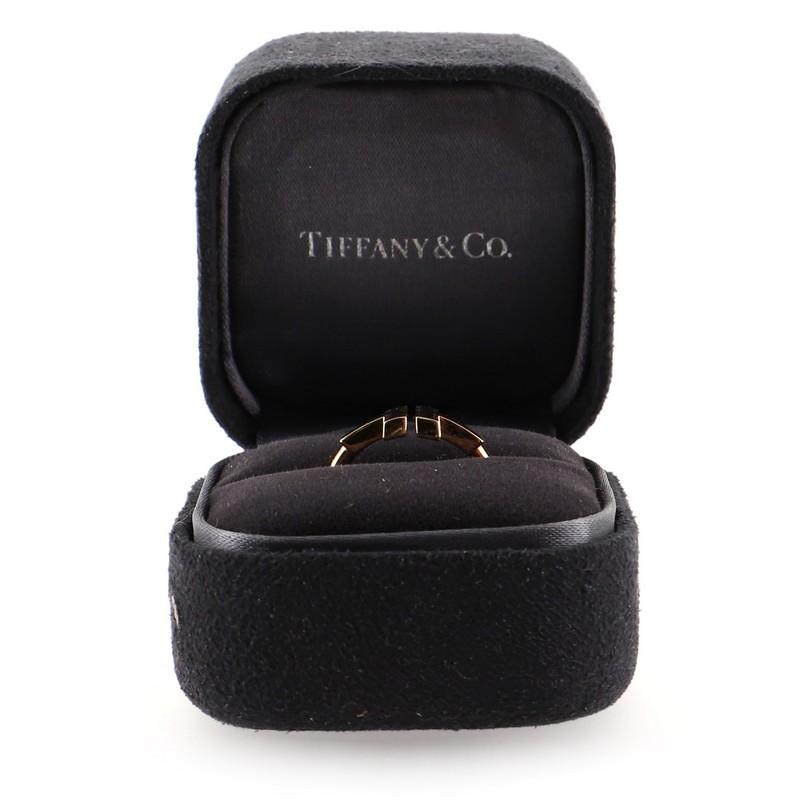 Condition: Very good. Moderate scratches on gold.
Accessories: No Accessories
Measurements: Size: 5.5
Designer: Tiffany & Co.
Model: T Wire Ring 18K Rose Gold with Onyx
Exterior Color: Black, Rose Gold
Item Number: 81877/1