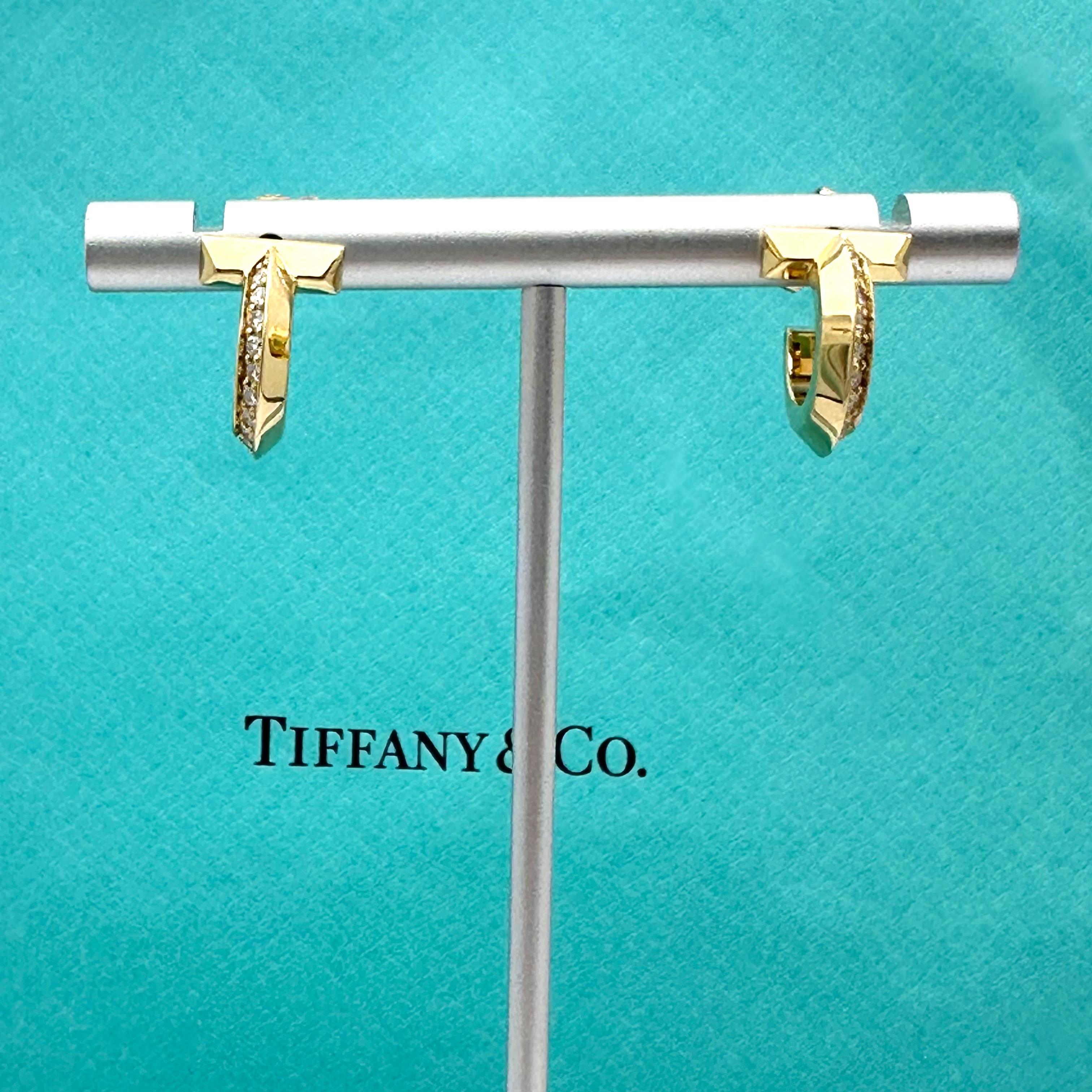 Tiffany & Co T T1 Diam0nd Hoop-Ohrringe
Stil:  Creolen
Referenznummer:   69783015
Metall:   18kt Gelbgold
Größe/Maße:  Extra klein - 14 X 14 mm
TCW:  0,40 tcw
Hauptdiamant:  32 runde Brillantdiamanten
Wahrzeichen:  ©T&CO. Au 750 d0,20ct auf jedem