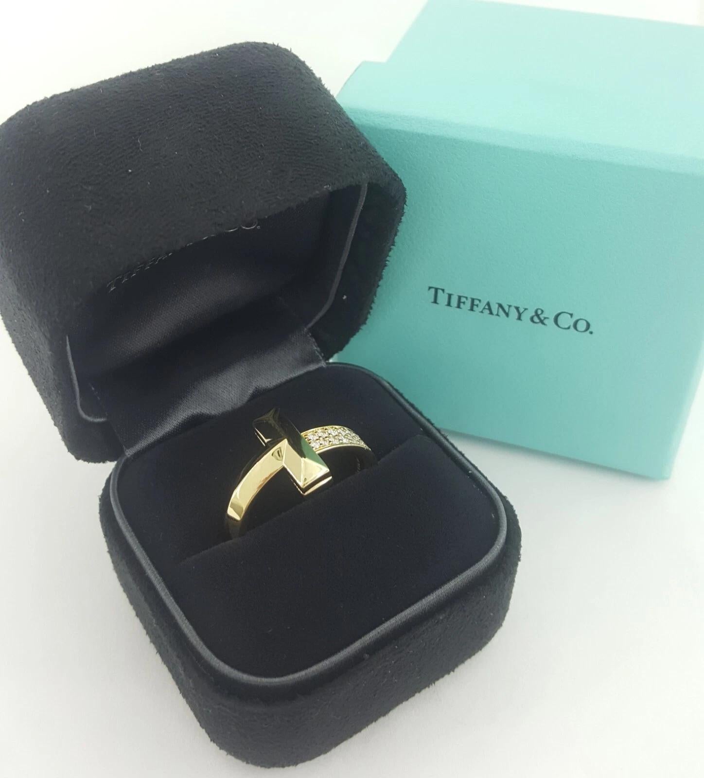 Pièce intemporelle de la Collection S de Tiffany & Co., cette bague à diamant T1 est réalisée en or jaune 18 carats et rehaussée de diamants blancs étincelants.

Designer : Tiffany & Co.

Collectional : T1

Métal : or jaune 18K

Diamants : 22