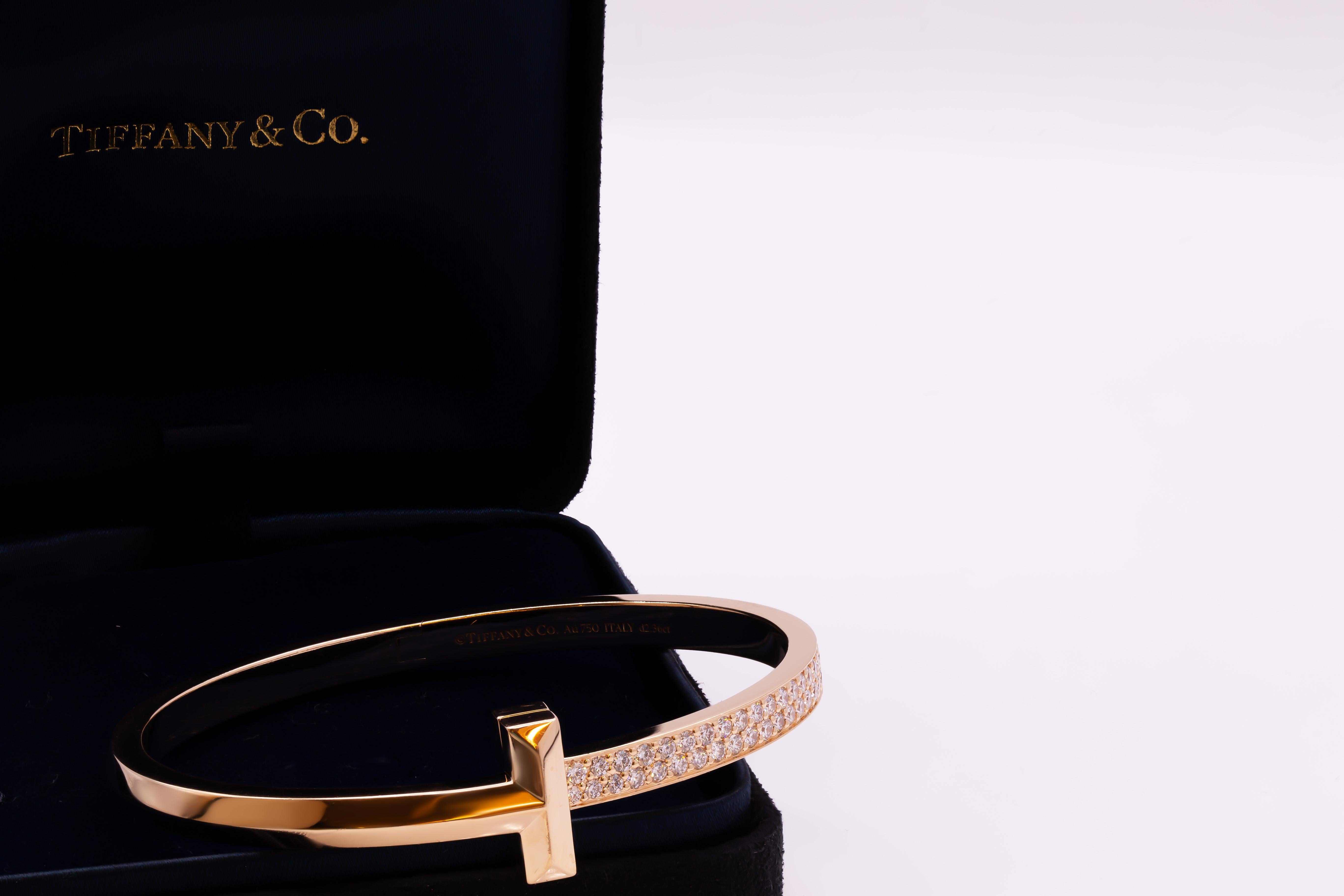 Tiffany & Co. T1 Armreif mit Scharnier aus Roségold
18 Karat Roségold mit runden Brillanten
Karat Gesamtgewicht 2,18
Größe medium, passend für Handgelenke bis zu 6,25