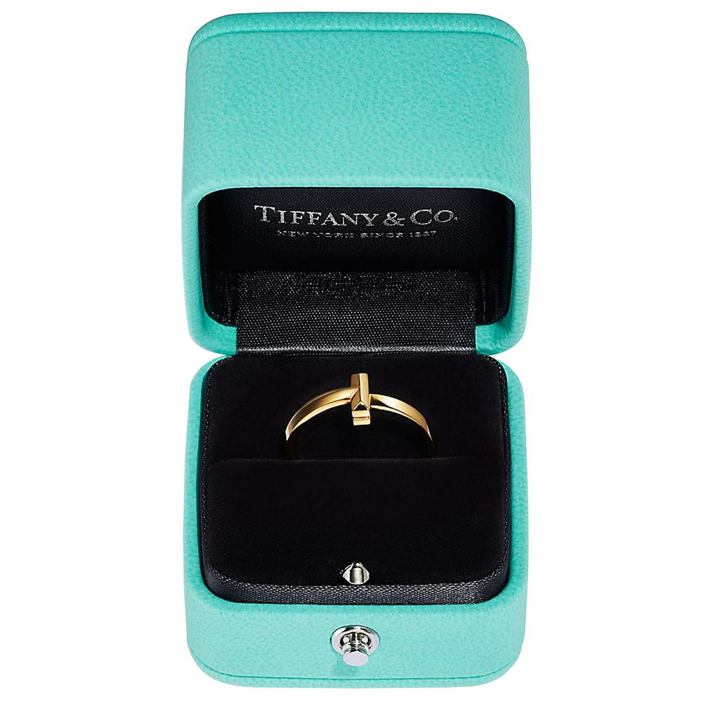 Tiffany & Co. T1 Ring in 18K Yellow Gold Size 5 In Excellent Condition For Sale In Aventura, FL