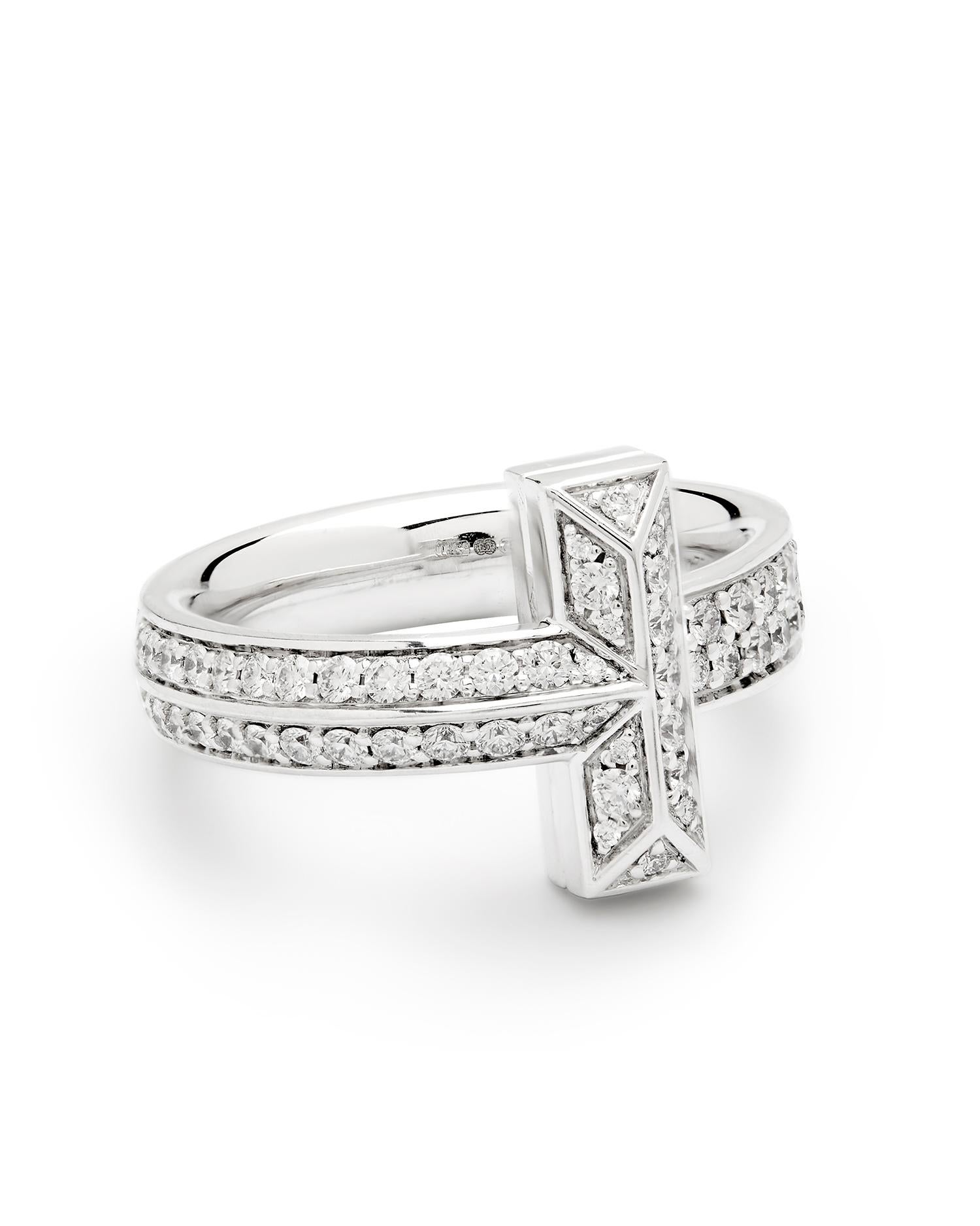 TIFFANY AND CO A T1 WIDE DIAMOND RING in 18ct white gold set with 0.54ct of Diamonds, and expression of endless Love, a perfect gift for a loved one. 

Conçue dans la forme classique en 