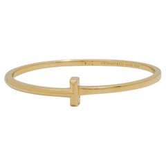 Tiffany & Co. Bracelet jonc à charnière étroite en or jaune « T1 »